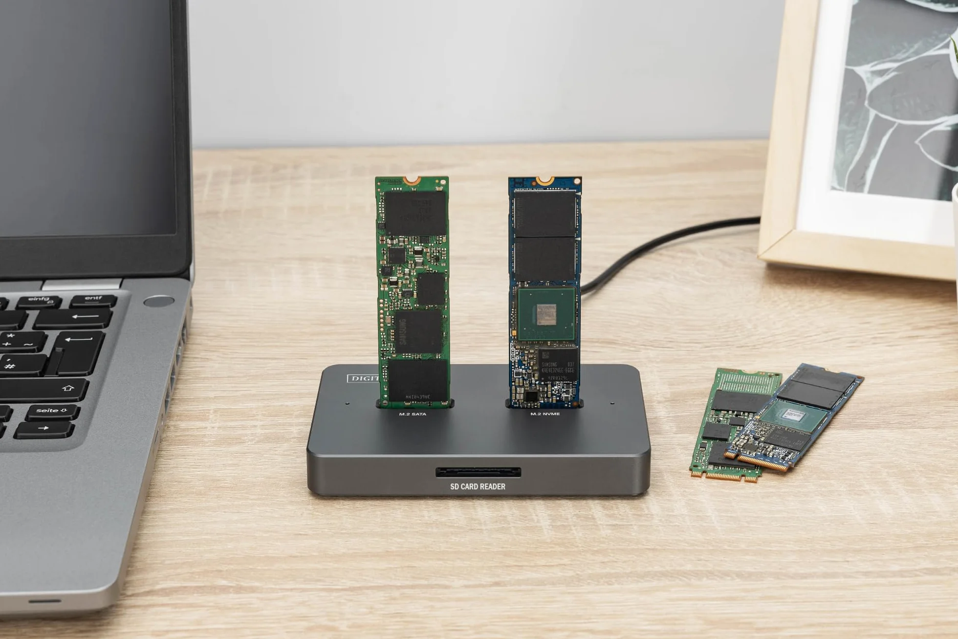 DIGITUS M.2 SSD stacja dokująca – dla dysków SSD NVMe i SATA o pojemności do 4 TB – czytnik kart SD Express – USB-C 3.2 Gen2 10 Gbit/s – dla 2242, 2260, 2280, 22110 – Hot-Swap – czarny