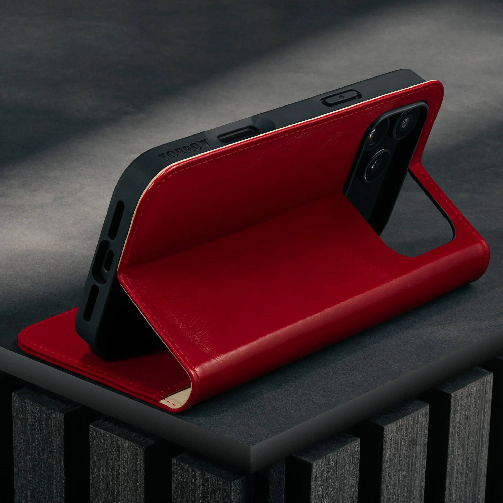 TORRO Skórzane etui kompatybilne z iPhone'em 17 Pro Max 6.9" 2025 - etui portfelowe ze skóry premium z podstawką i przegródkami na karty (Kompatybilny z oficjalnymi ładowarkami MagSafe) -Czerwony