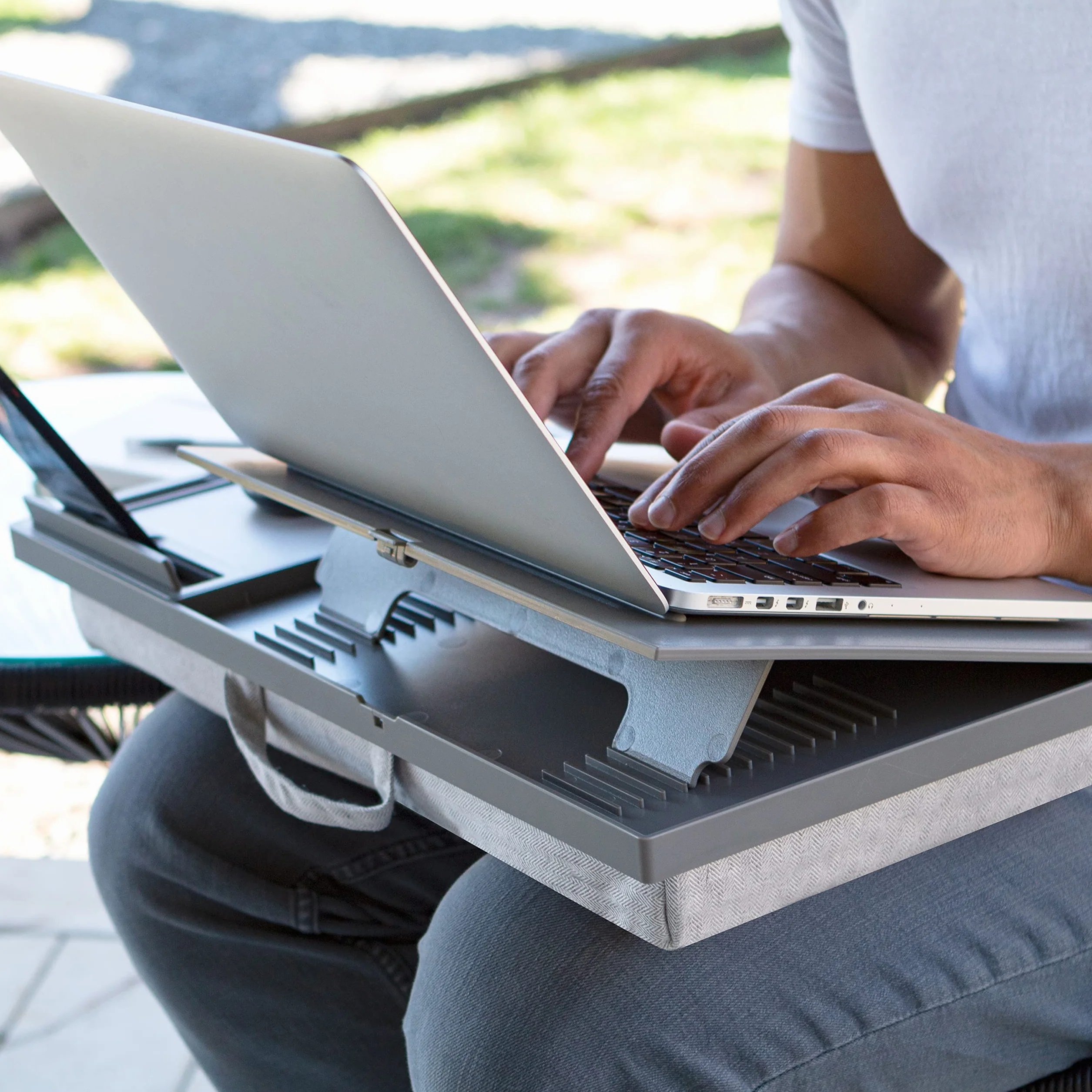 LAPGEAR Ergo Pro biurko na kolana z 20 regulowanymi kątami, podkładka pod mysz i uchwyt na telefon, szare, pasuje do laptopów o przekątnej ekranu do 15,6 cala i większości tabletów - styl nr 49405