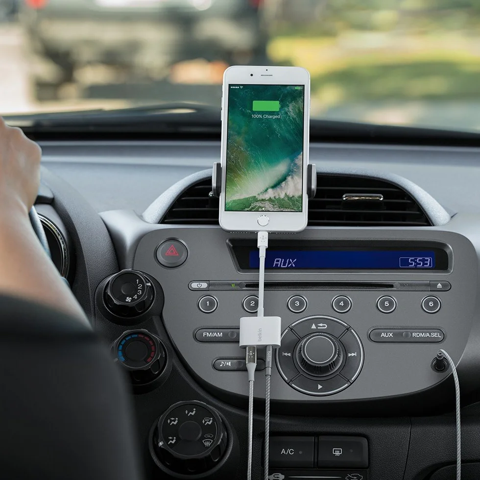 Belkin 3,5 mm Audio + Charge Rockstar (iPhone Aux Adapter/iPhone Charging Adapter), biały