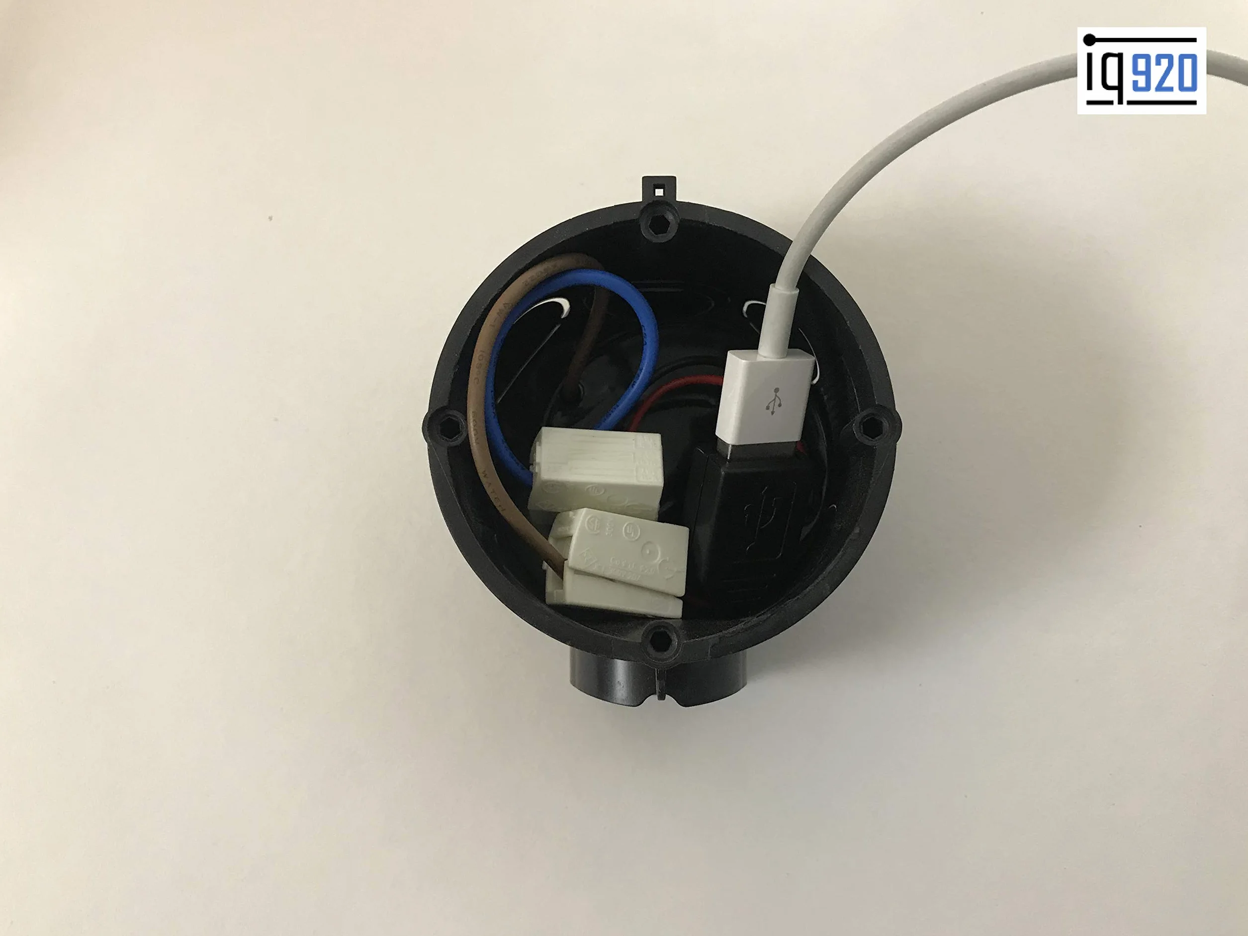 Podtynkowy zasilacz USB do zasilania tabletów i innych urządzeń