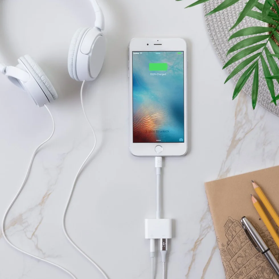 Belkin 3,5 mm Audio + Charge Rockstar (iPhone Aux Adapter/iPhone Charging Adapter), biały