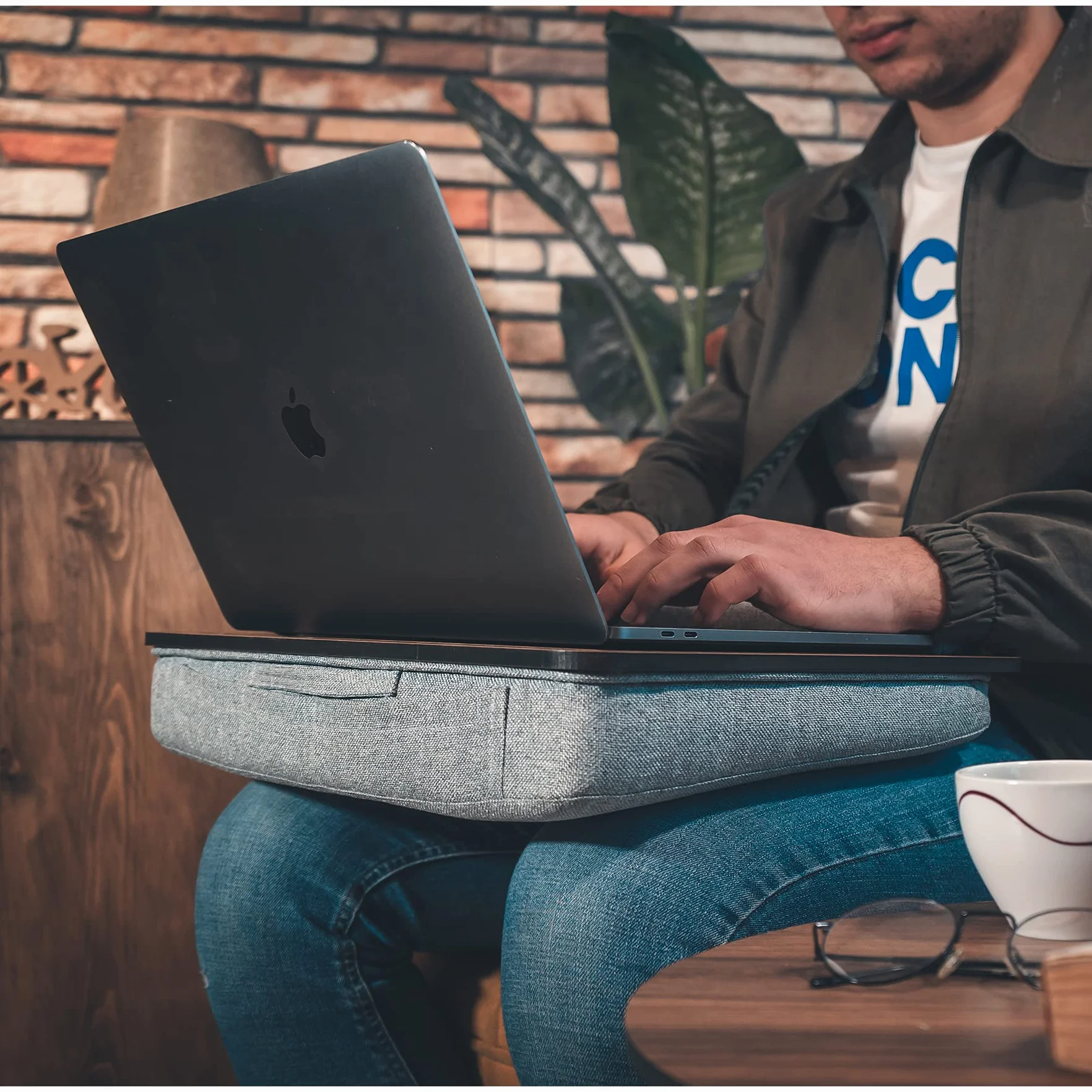 Vigo Wood Drewniana Taca na Laptopa 15,6'' z Poduszką, Biurko na Kolana z Uchwytami na Tablet i Telefon, Idealne do Łóżka i Kanapy