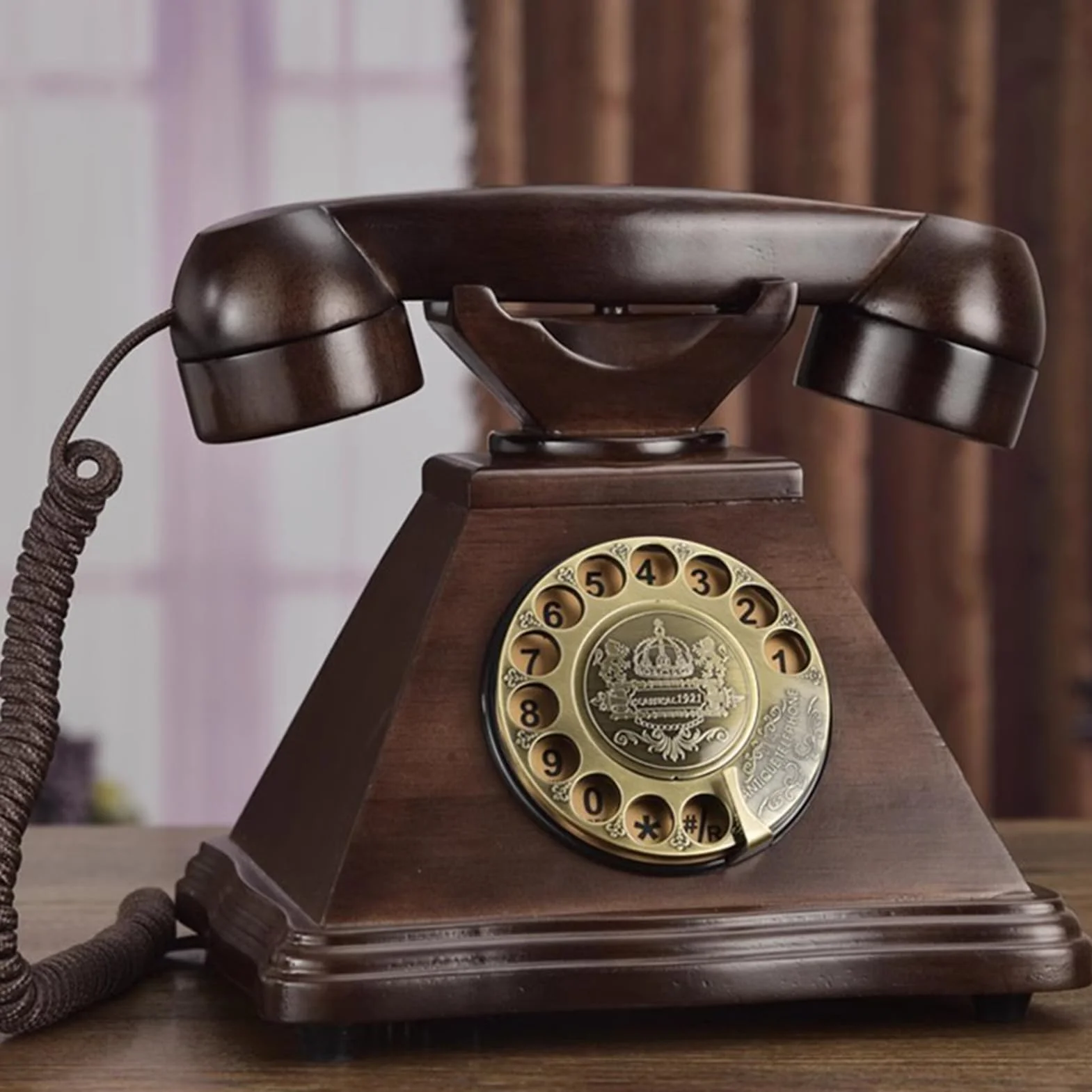 Retro przewodowy telefon stacjonarny, zabytkowa tarcza obrotowa, zabytkowy telefon stacjonarny z litego drewna, stary dom z ponownym wybieraniem numeru