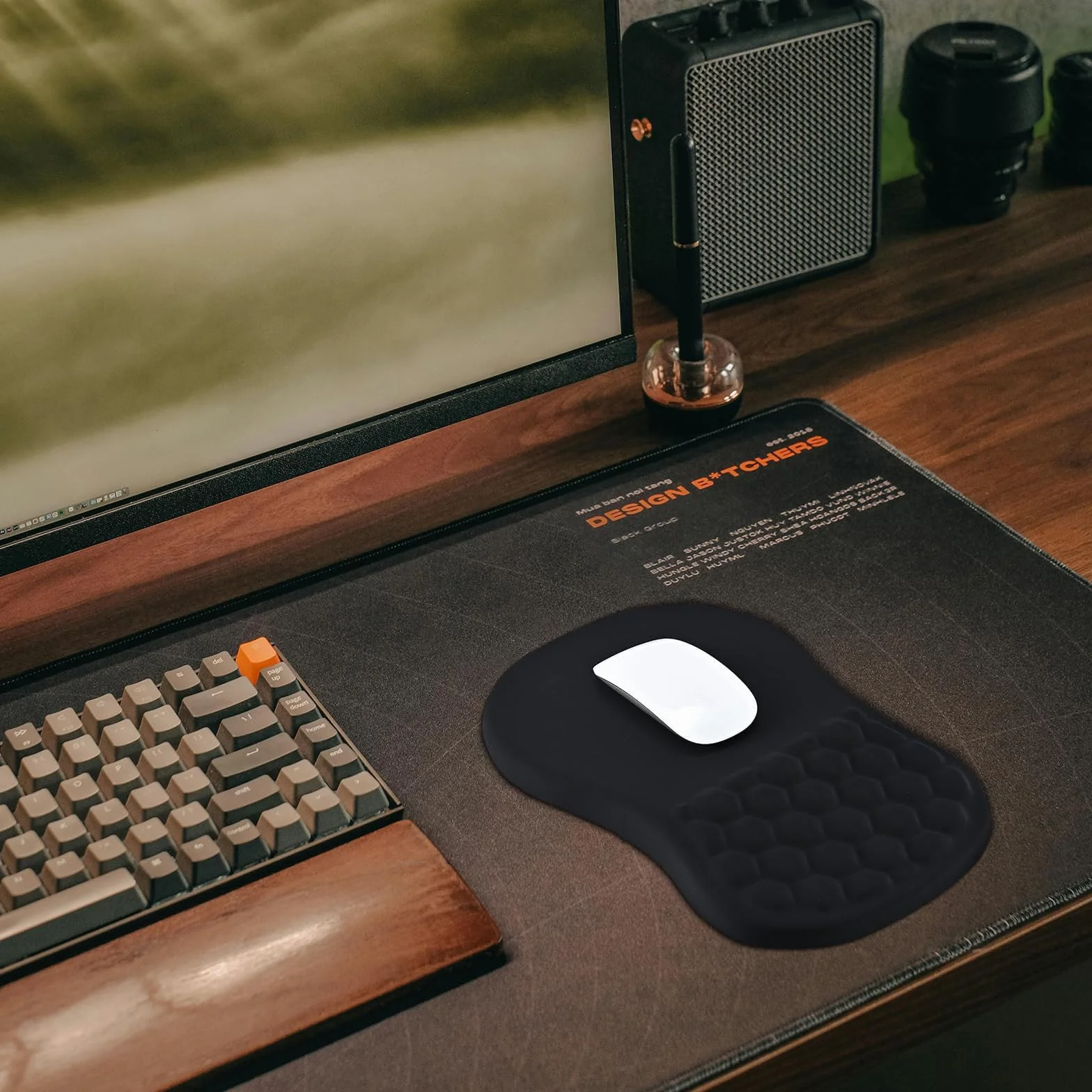 EooCoo Podkladka Pod Mysz na Nadgarstek z Funkcją Masażu, Podkładka Pod Myszkę z Poduszką, Ergonomiczna Mouse Pad, z Gładką Powierzchnią Lykrową i Antypoślizgową Podstawą PU, Akcesoria Biurowe, Czarny