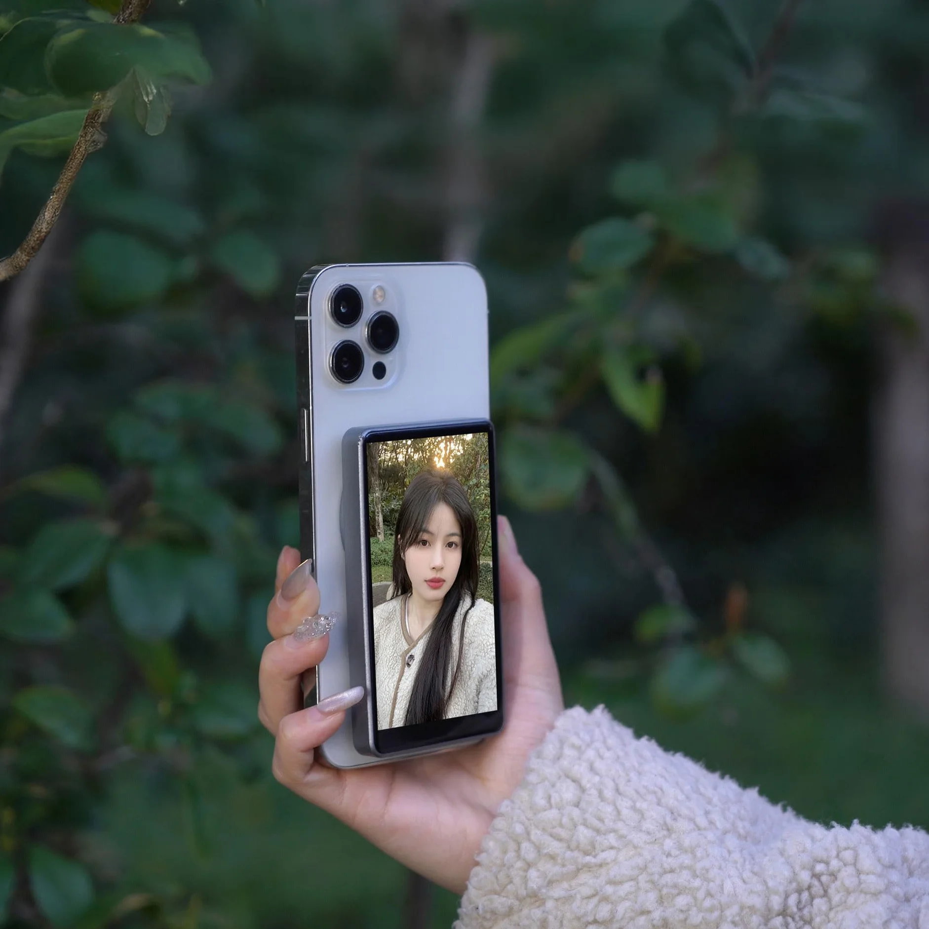 MOJOGEAR VS2 monitor do selfie vlogów kompatybilny z iPhone i Android - biały - bezprzewodowy zewnętrzny monitor 4,02 cala do aparatu głównego, magnetyczny z Mag Safe - w zestawie pilot zdalnego