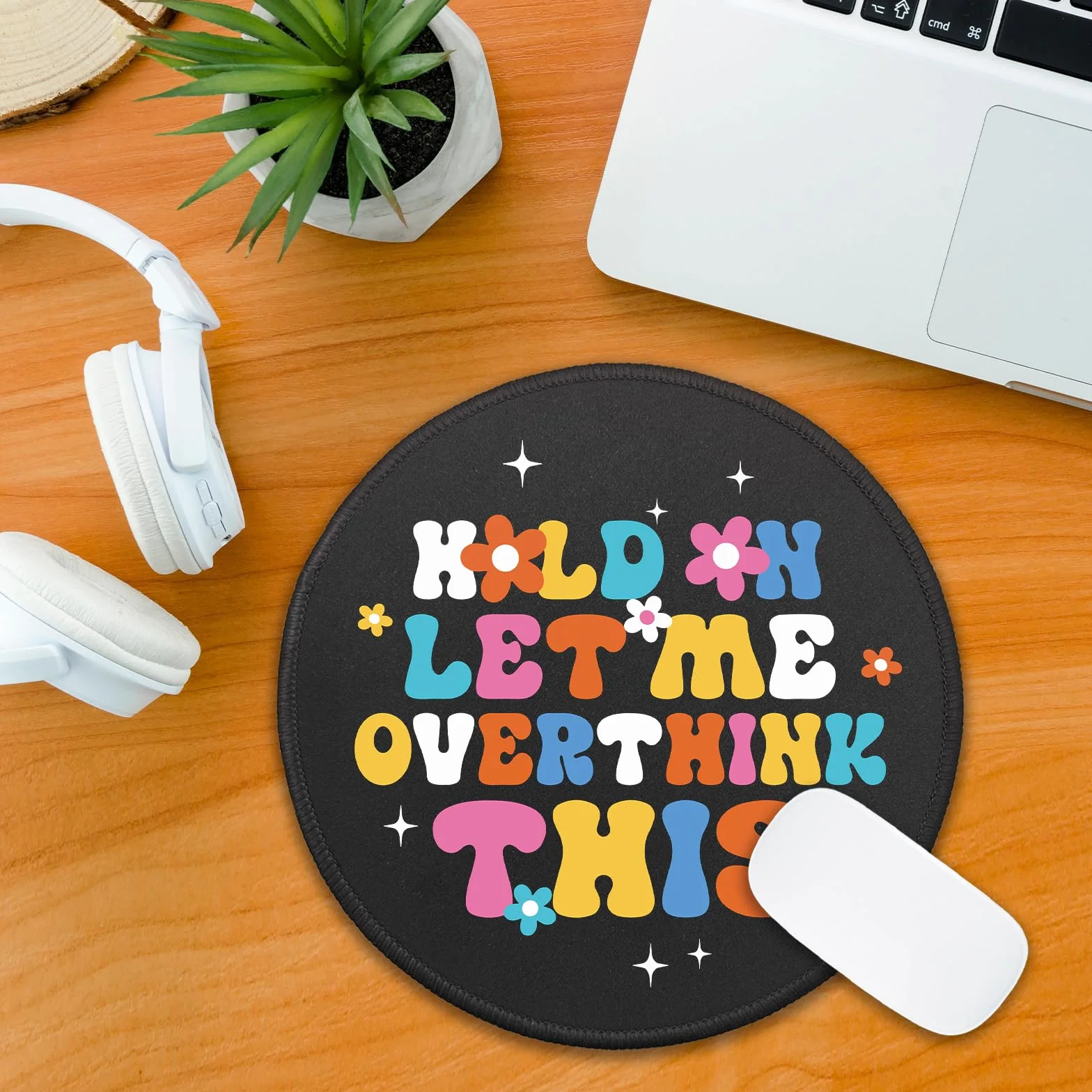 Okrągła podkładka pod mysz z sarkastycznym powiedzeniem, "Hold On Let Me Overthink" ta podkładka pod mysz na biurko, mała podkładka pod mysz z antypoślizgową gumową podstawą, prezenty do