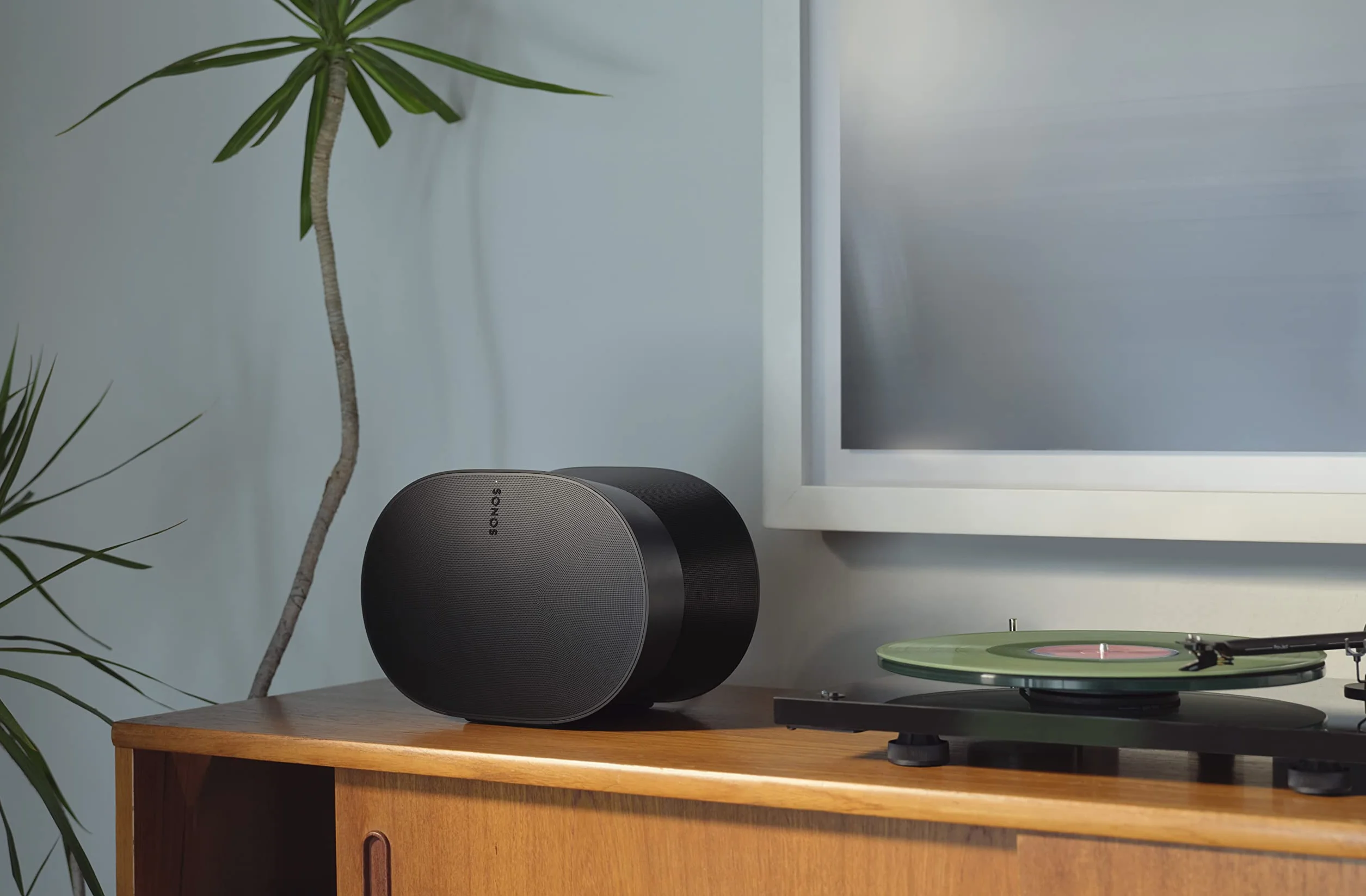 Sonos Era 300. Poczuj dźwięk dookoła. Dzięki dźwiękowi następnego poziomu, Era 300 nie tylko Cię otacza, ale umieszcza Cię w muzyce. (czarny)