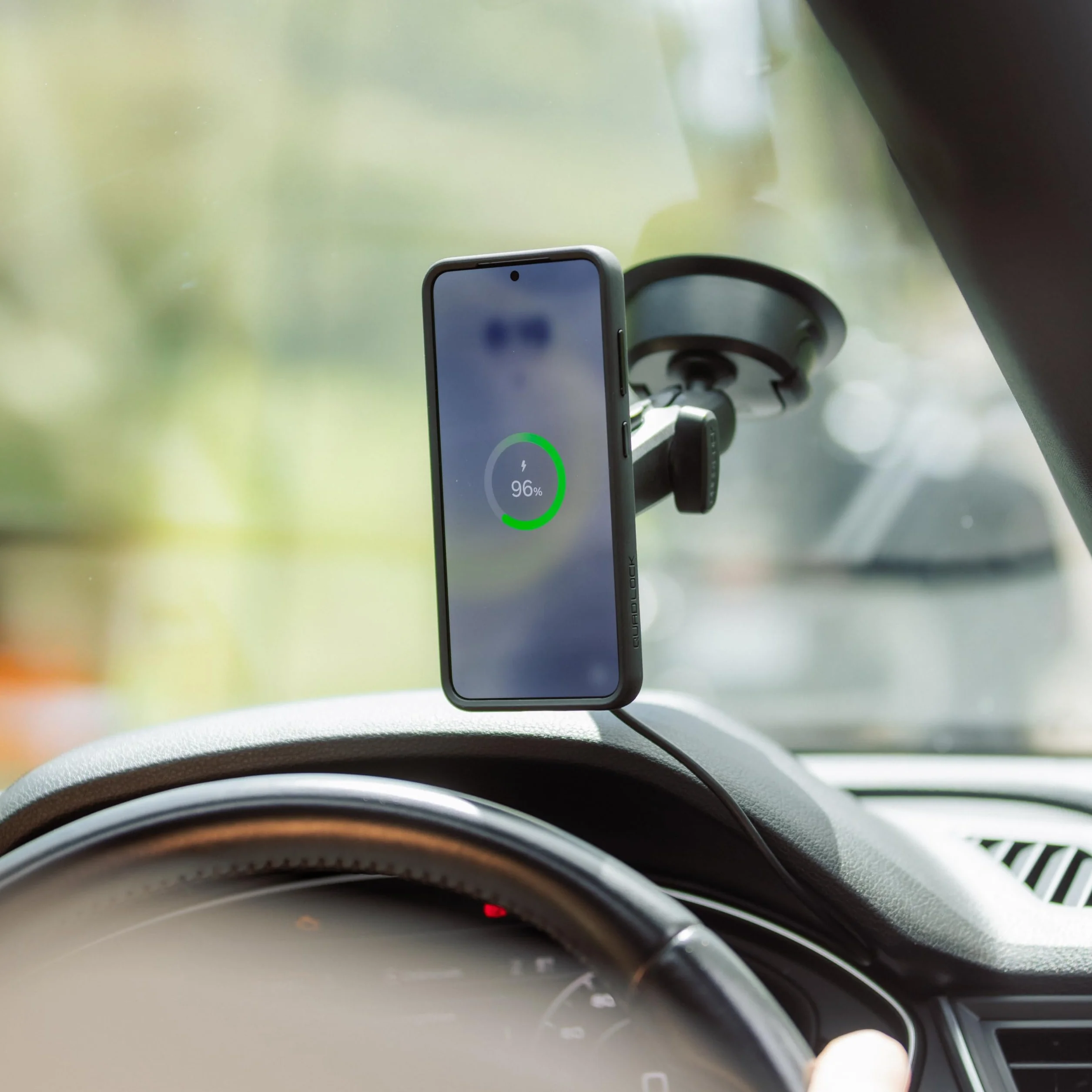 Quad Lock Wytrzymały uchwyt samochodowy na telefon z przyssawką z etui MAG i bezprzewodową głowicą ładującą MAG do iPhone 17e/16e