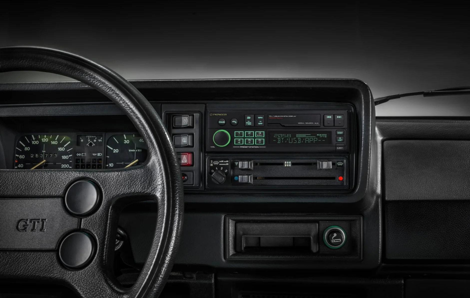 Pioneer SXT-C10PS radio samochodowe 1-DIN: styl retro z nowoczesną technologią, Bluetooth®, DAB+, USB, AUX, podświetlenie RGB, 13-pasmowy korektor, aplikacja Pioneer Smart Sync
