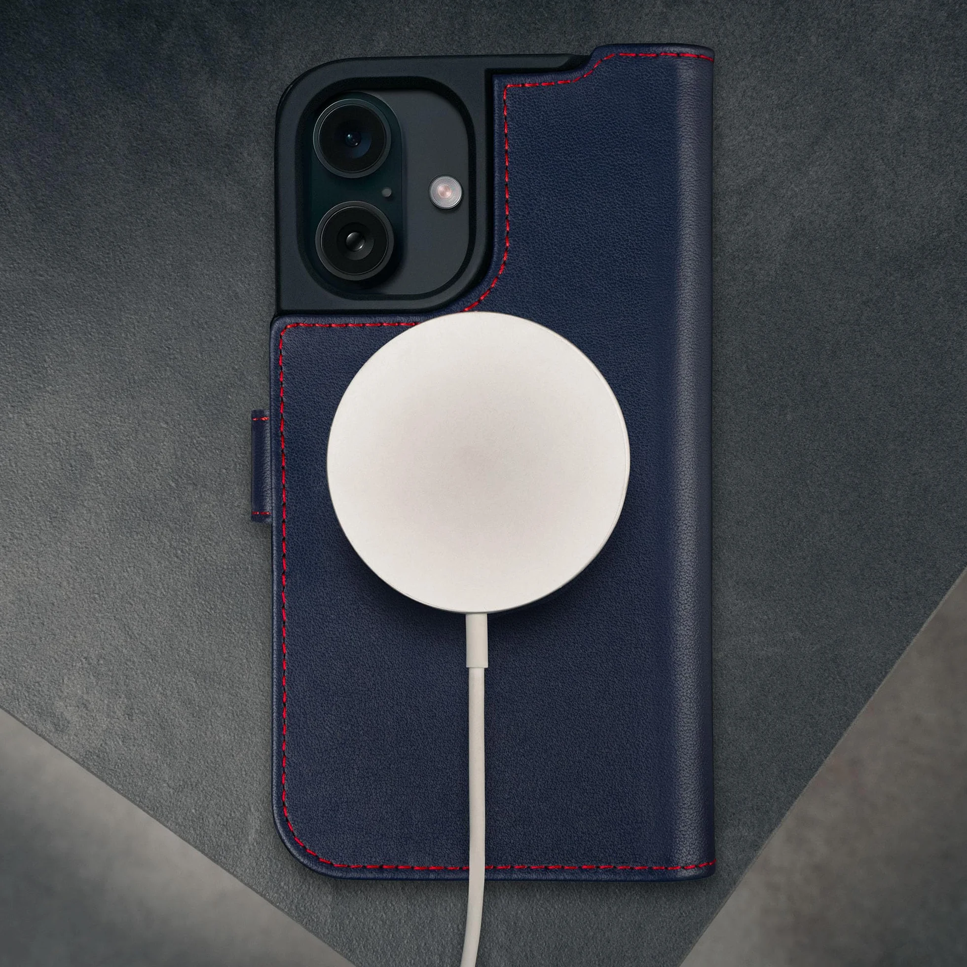 TORRO Skórzane Etui do iPhone 16 – Wysokiej Jakości Skórzane Etui-Portfel z Poziomym Stojakiem i Przegródkami na Karty (Kompatybilne z Oficjalnymi ładowarkami MagSafe) - Ciemnoniebieski