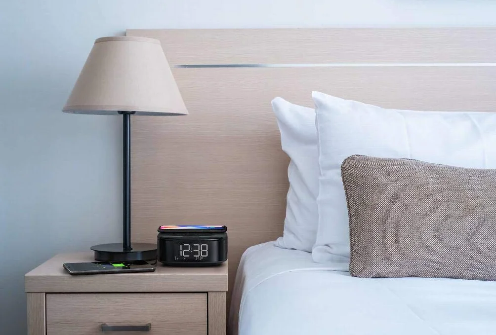 Philips R7705/10 radiobudzik DAB+/UKW radio cyfrowe (Bluetooth, podwójny alarm, funkcja uśpienia, automatyczna synchronizacja czasu, zabezpieczenie baterii, ładowarka do telefonów komórkowych)