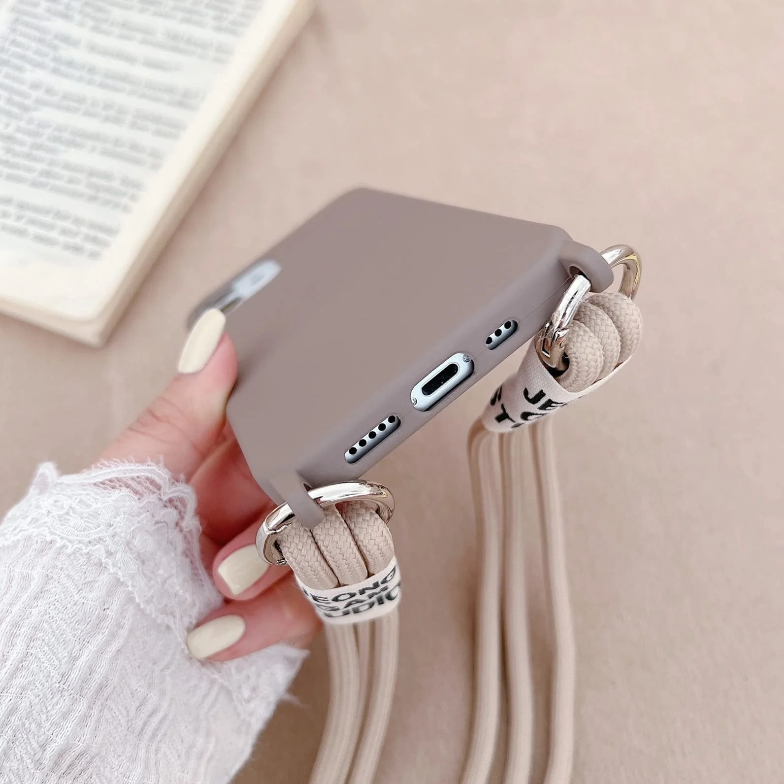 Emlivi Etui ochronne iPhone 16 Plus z paskiem na ramię, silikon TPU