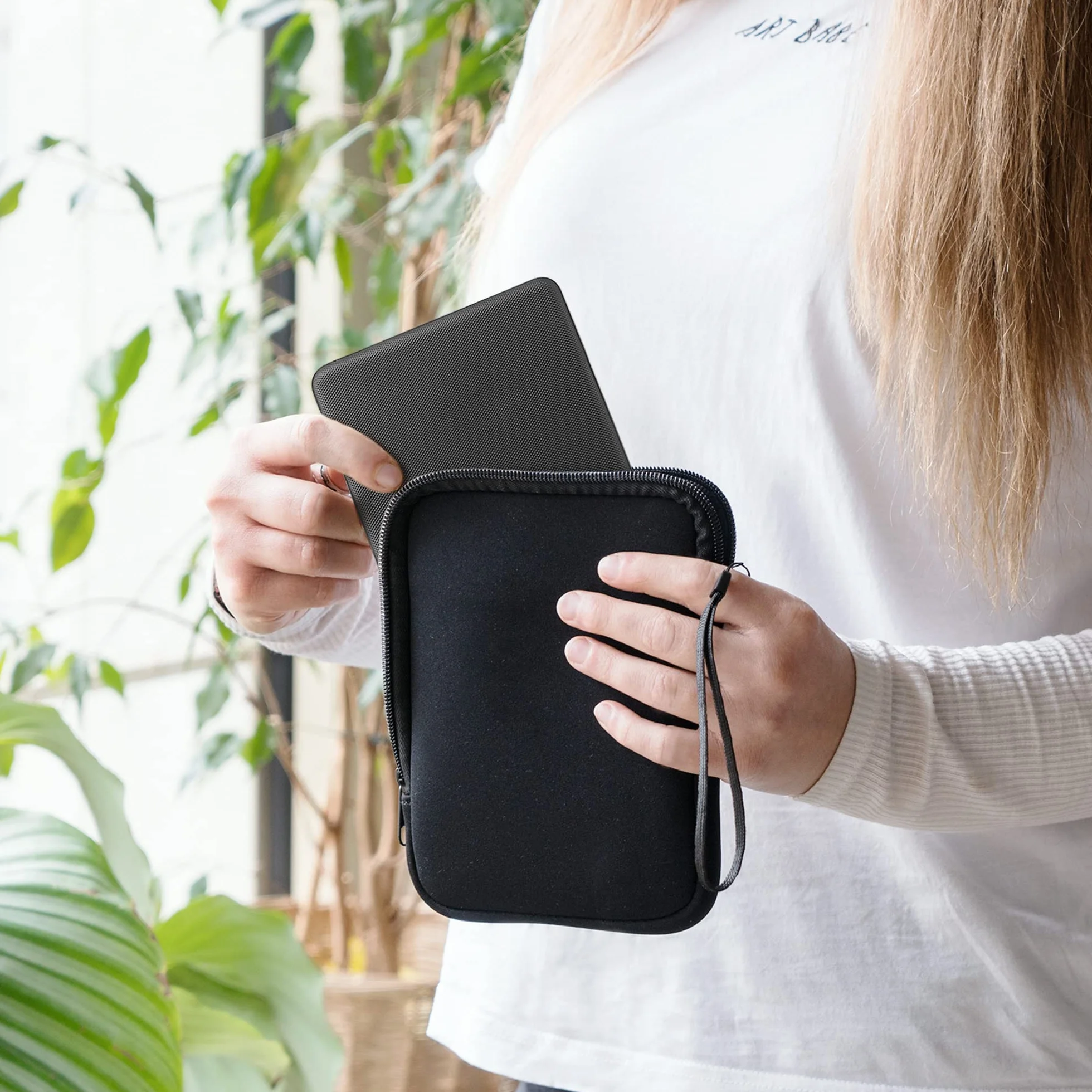kwmobile Neoprenowy pokrowiec na czytnik e-booków rozmiar 6 cali - uniwersalny pokrowiec na eBook z zamkiem błyskawicznym - jagodowy