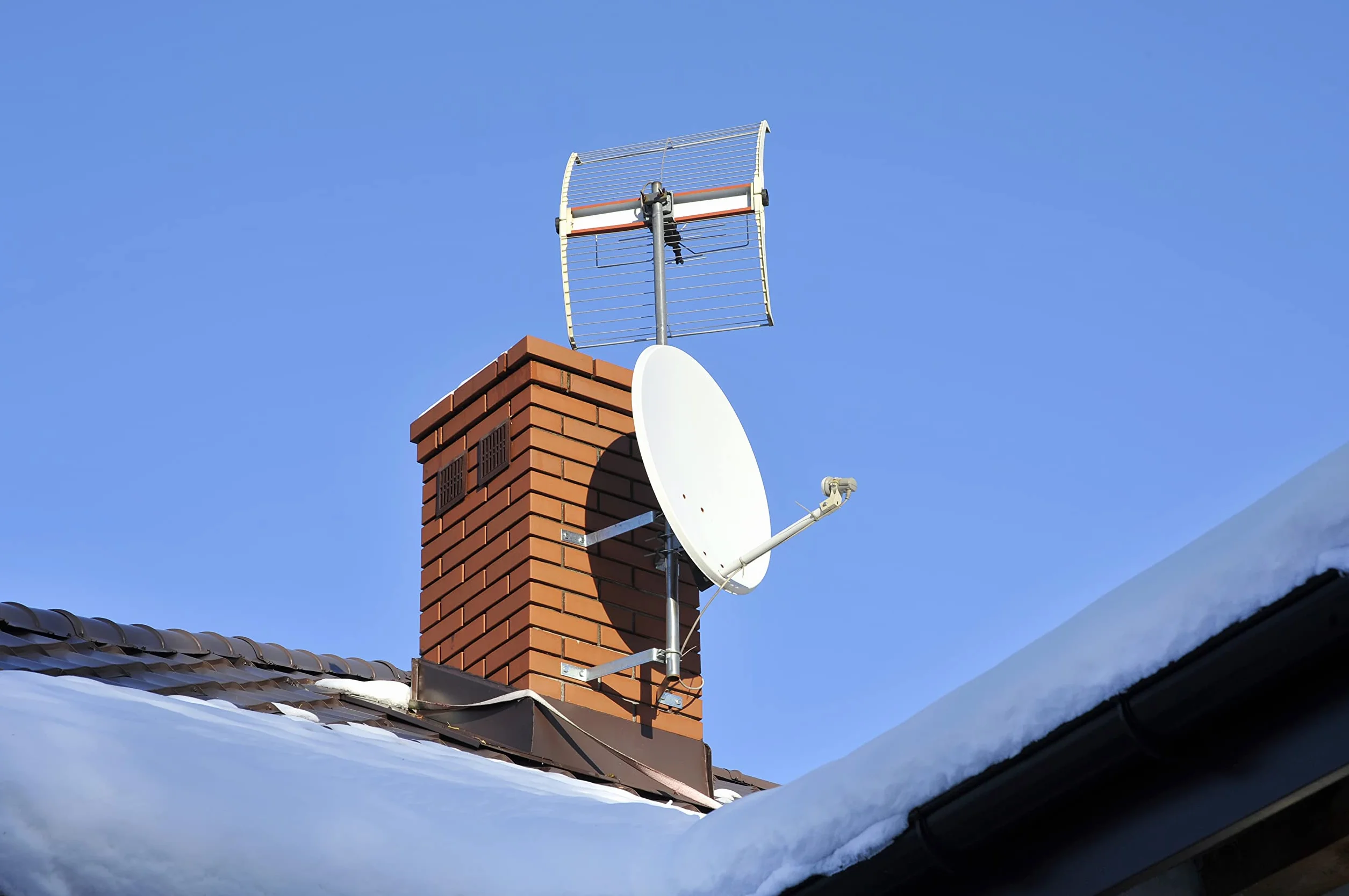 EMOS Satelitarny wzmacniacz liniowy Inline 20 dB 470–790 MHz do DVB-T2 srebrny
