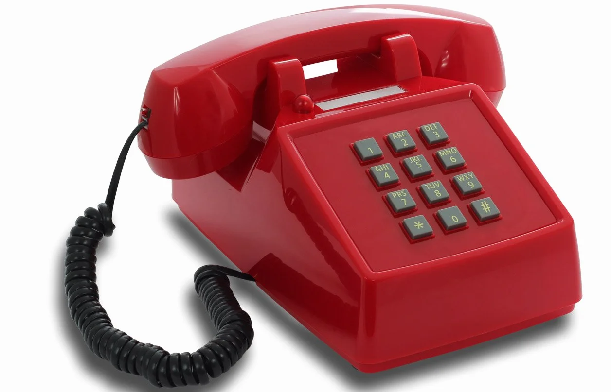 OPIS PushMeFon Cable: Telefon retro z lat 70. w nowoczesnych kolorach z metalowym dzwonkiem (czerwony)