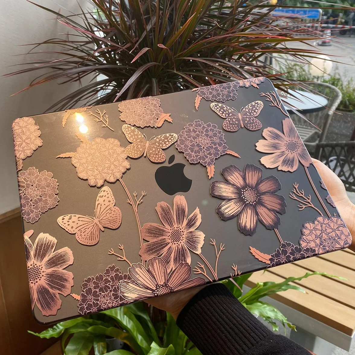 Teryeefi Etui do MacBook Air M2 M3 M4 13,6 2022 2023 2024 2025 A2681 A3113 A3240, przezroczysta twarda obudowa z osłoną klawiatury i adapterem USB 3.0 i osłoną ekranu, złoty kwiatowy motyl