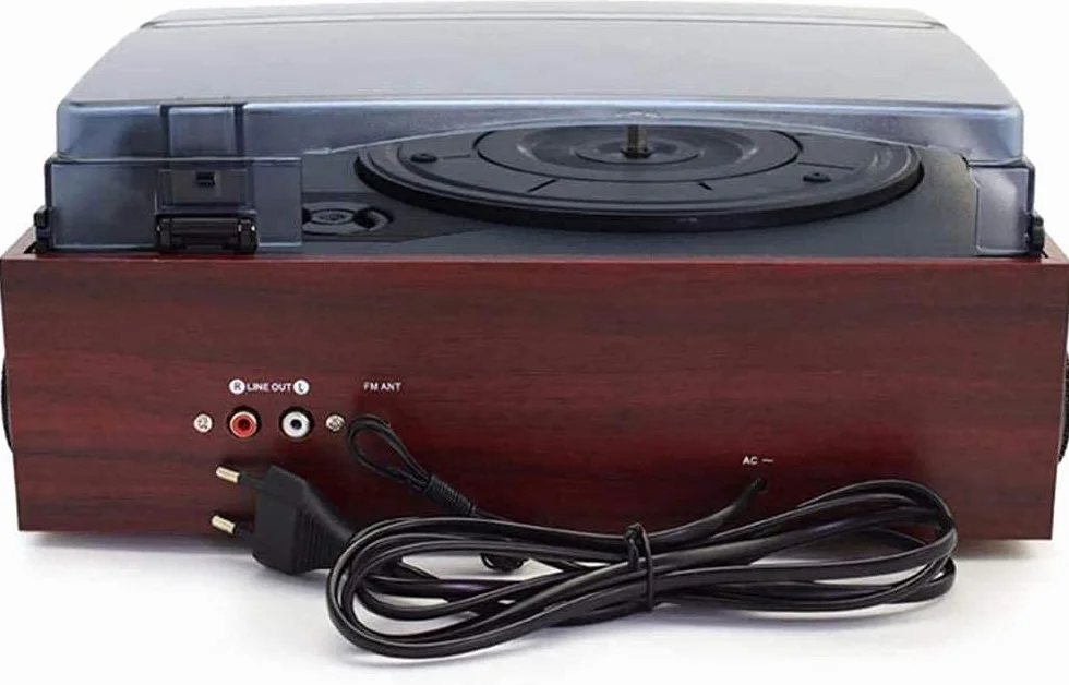 Klasyczny gramofon z radiem AM/FM, kasetą, odtwarzaczem CD i głośnikami stereo do słuchania muzyki w stylu vintage