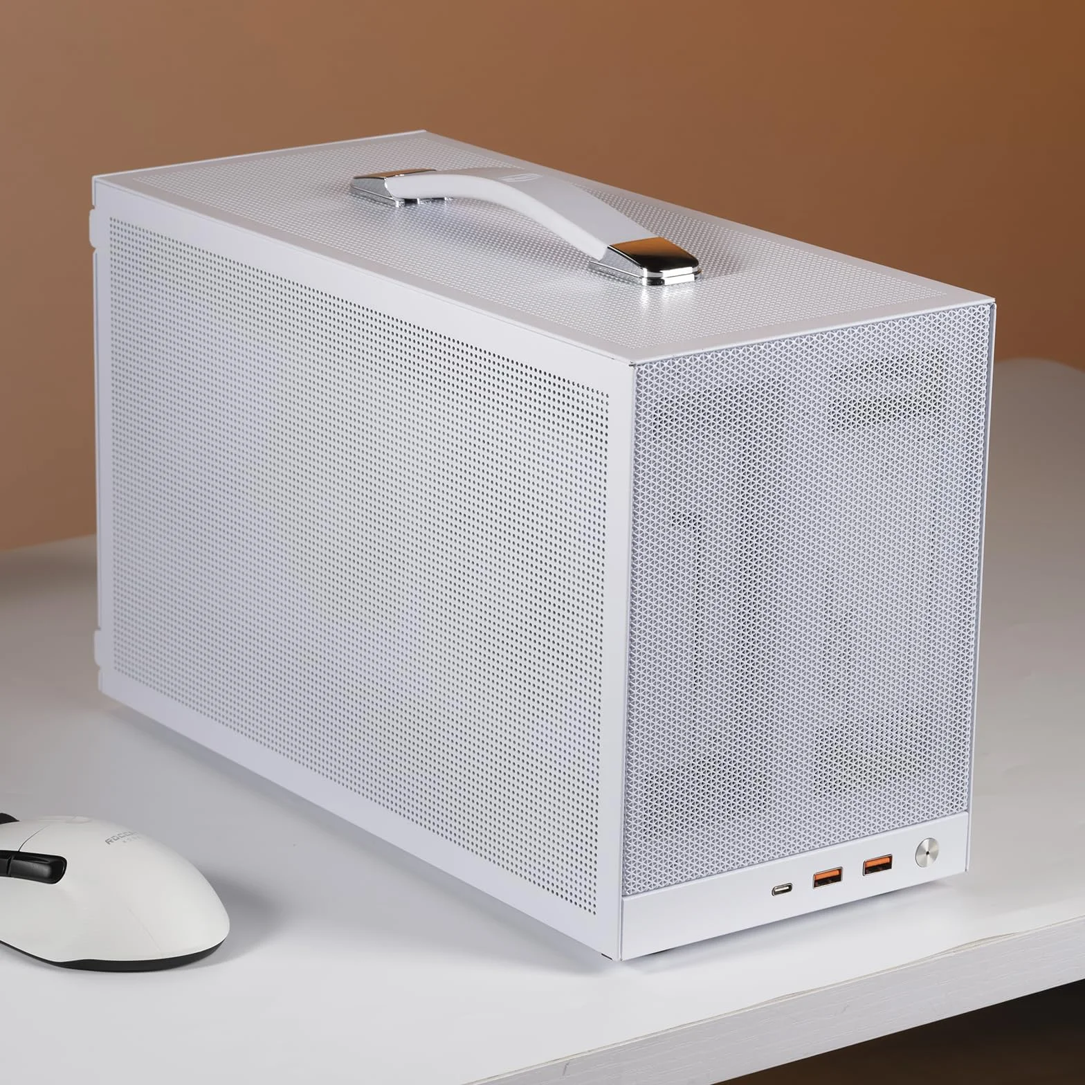 PCCOOLER K101 MESH 3F WH Mini-ITX Obudowa z kablem PCIe 4.0 Riser, Panel Siatkowy, Obsługa GPU 340mm, Chłodzenie CPU 68mm, Podwójny USB 3.0 i Type-C, Zawiera 3x 120mm Wentylatory, Uchwyt