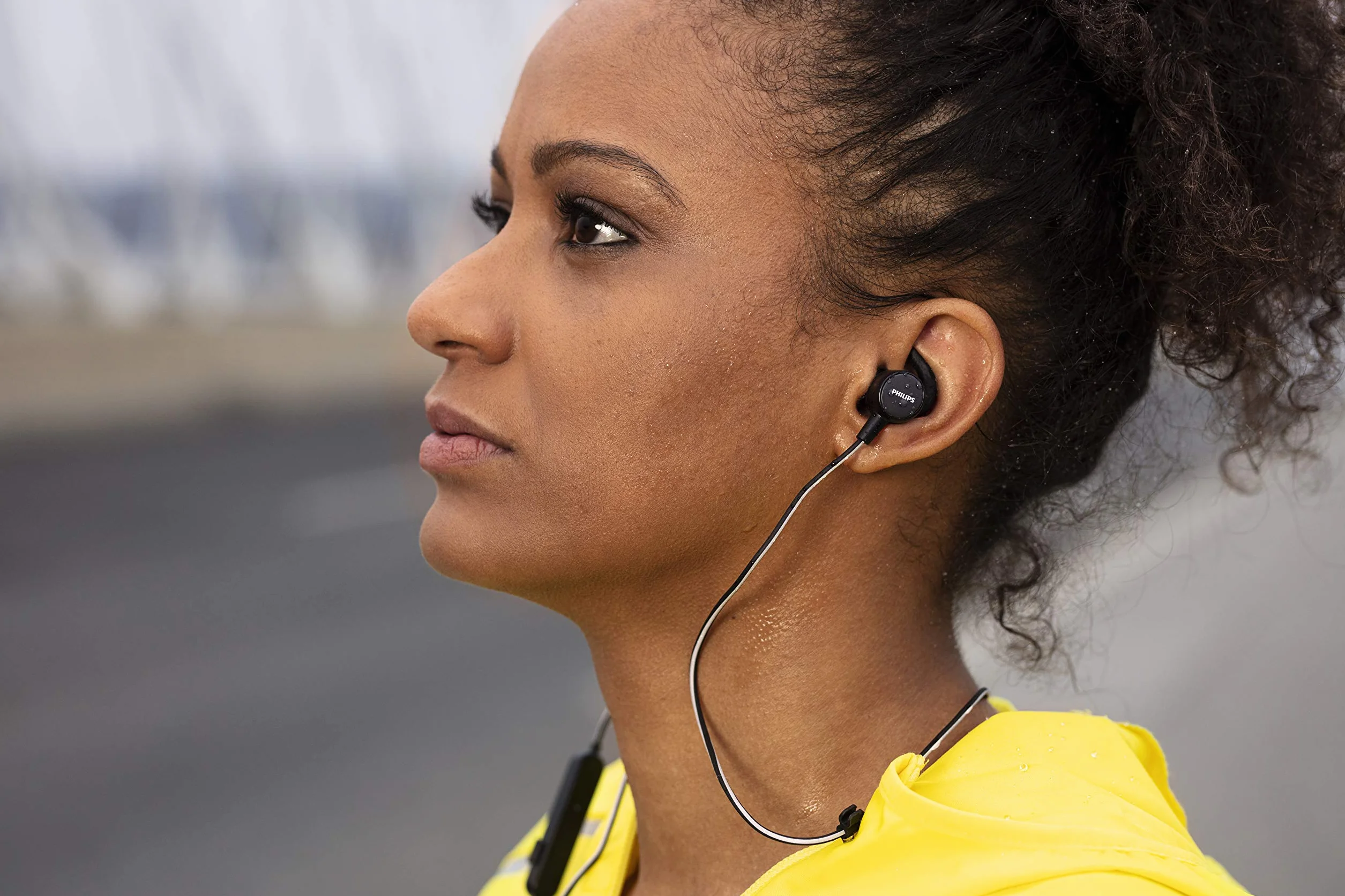Philips Audio Sportowe słuchawki douszne (Bluetooth, 6 godzin pracy baterii, wbudowany czujnik tętna, funkcja szybkiego ładowania, wodoszczelność IPX5, odporne na pot), czarne, SN503, rozmiar