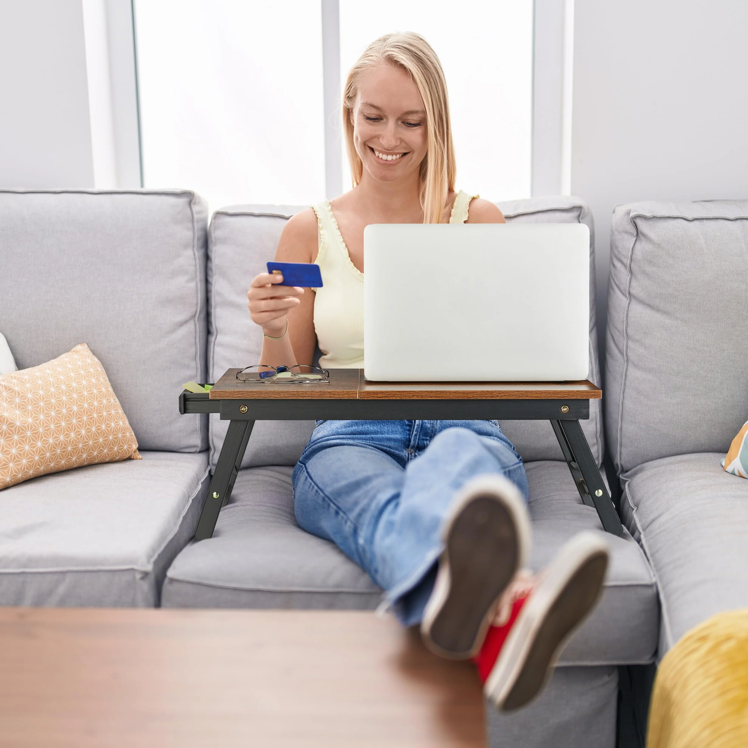 Relaxdays Stolik pod laptopa do łóżka i kanapy, składany stolik do łóżka, bambus, z regulacją wysokości, taca na łóżko, ciemnobrązowy/czarny, 1 sztuka