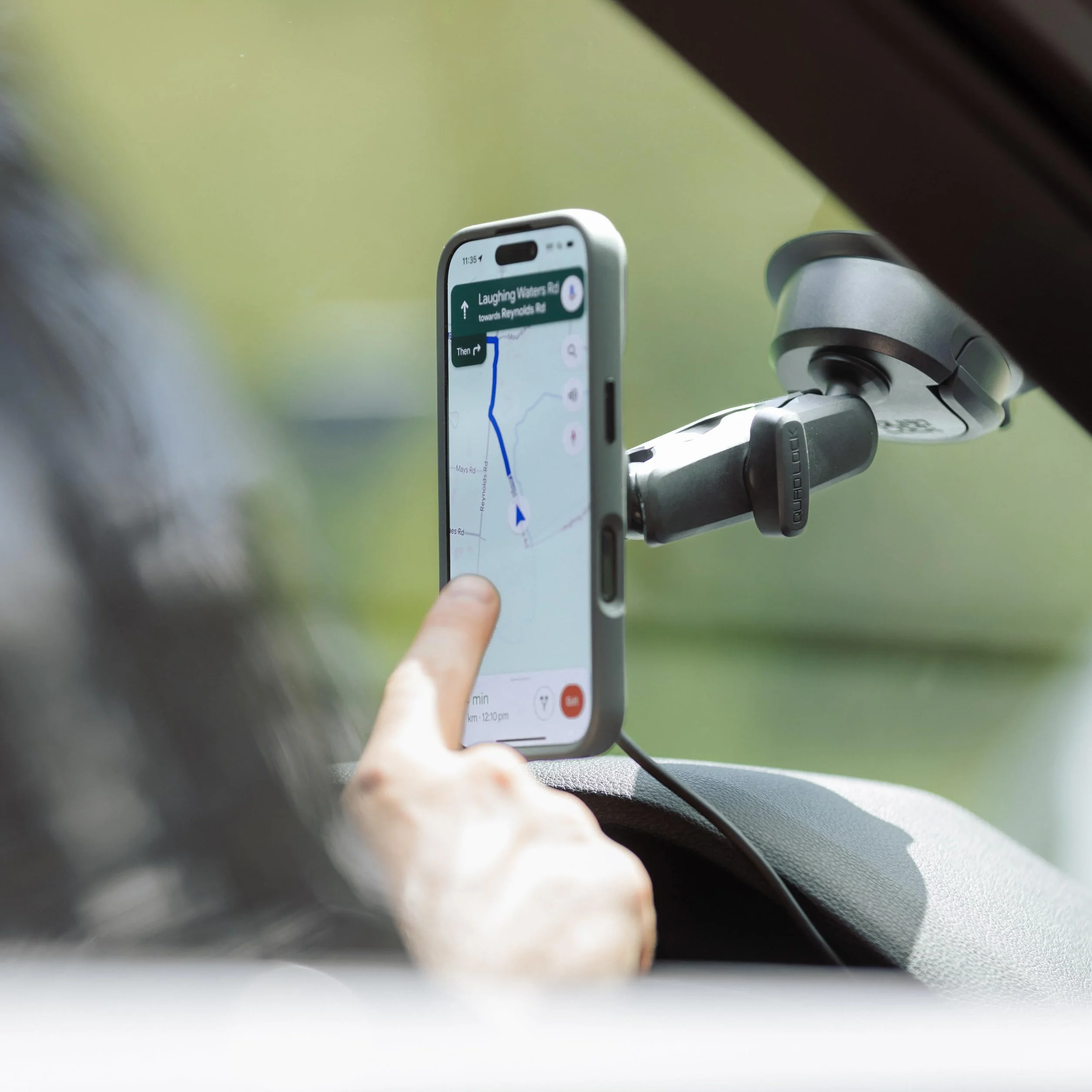 Quad Lock Wytrzymały uchwyt samochodowy na telefon z przyssawką z etui MAG i bezprzewodową głowicą ładującą MAG do iPhone 17e/16e