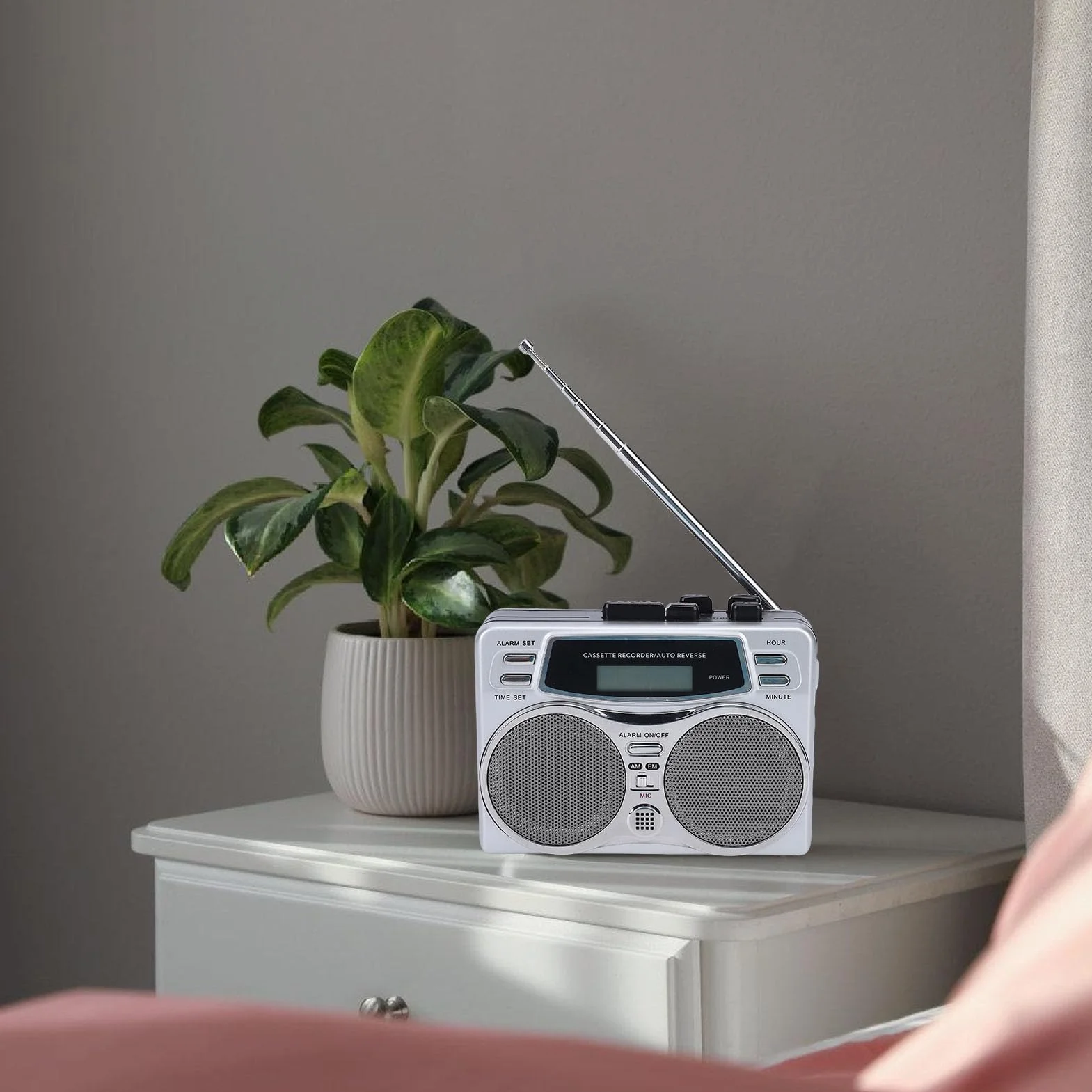 ASHATA Odtwarzacz Kasetowy w Stylu Retro z Radiem AM FM, Przenośny Odtwarzacz Kasetowy z Wbudowanym Głośnikiem Stereo i Gniazdem Słuchawkowym Zegar Cyfrowy z Zegarem, do Użytku na