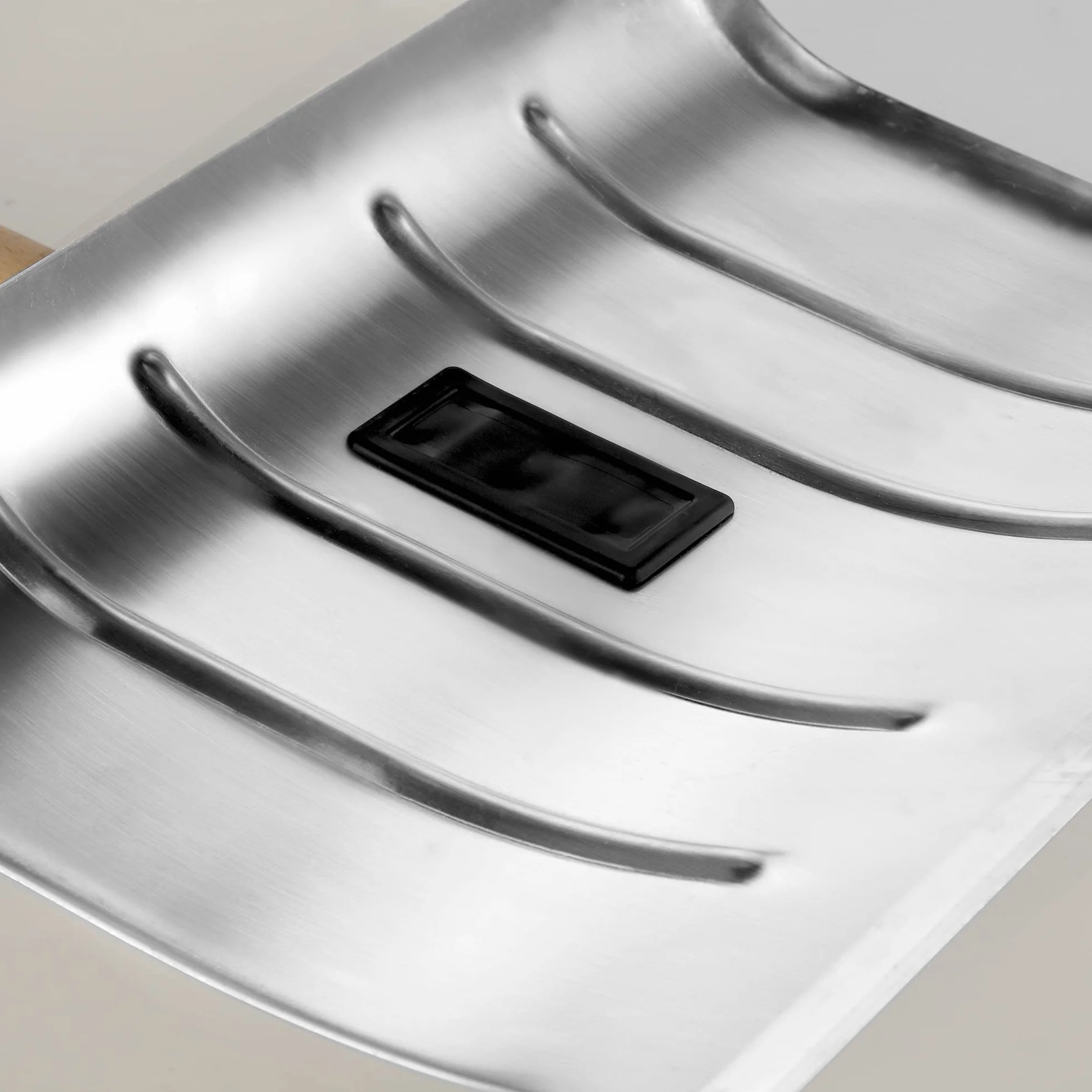 KADAX Łopata do śniegu aluminiowa z drewnianym trzonkiem i uchwytem D, szerokość 50 cm