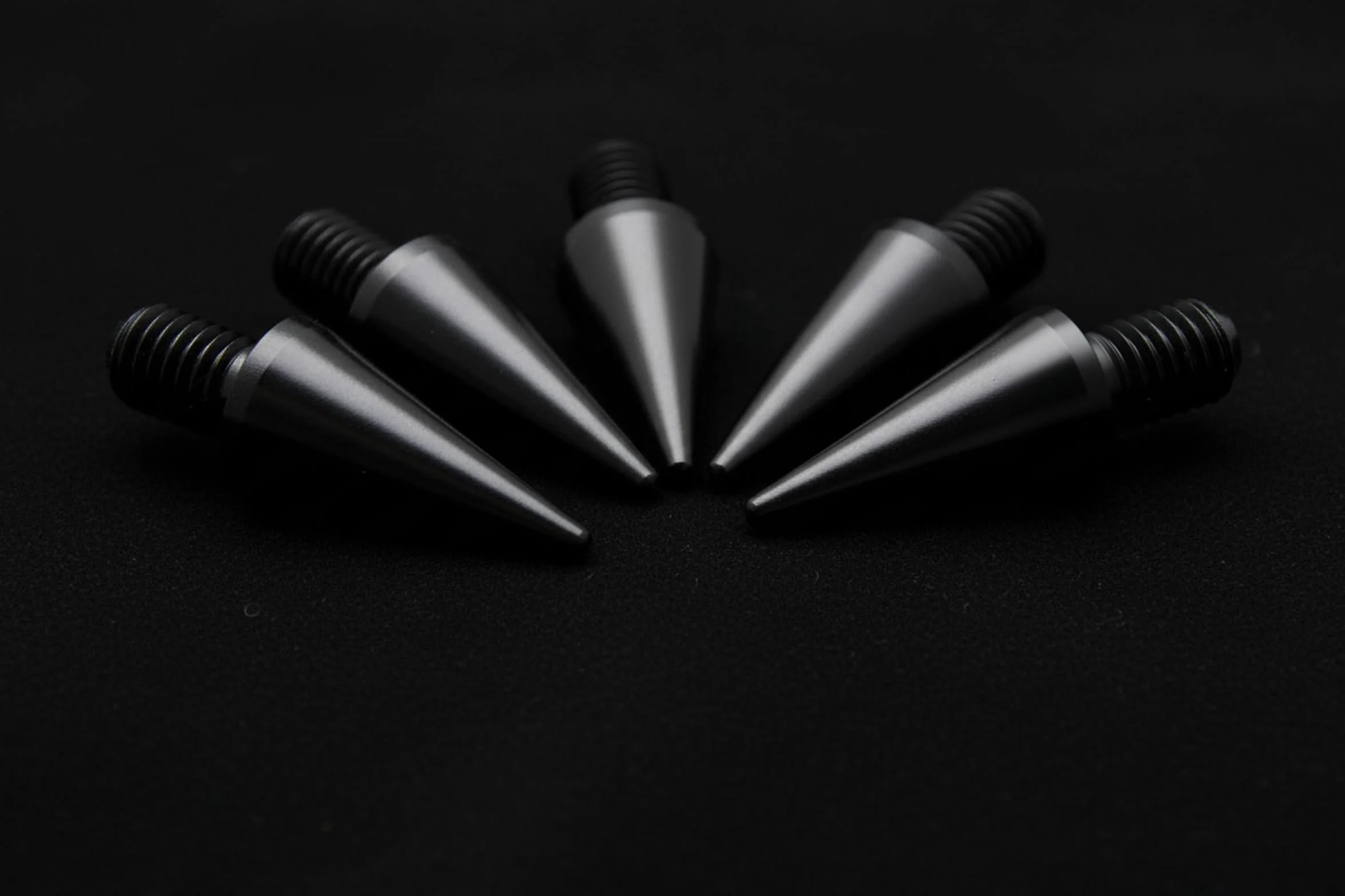 Kolce Głośnikowe M6x10mm L-30mm Aluminum Czarne 4 sztuki