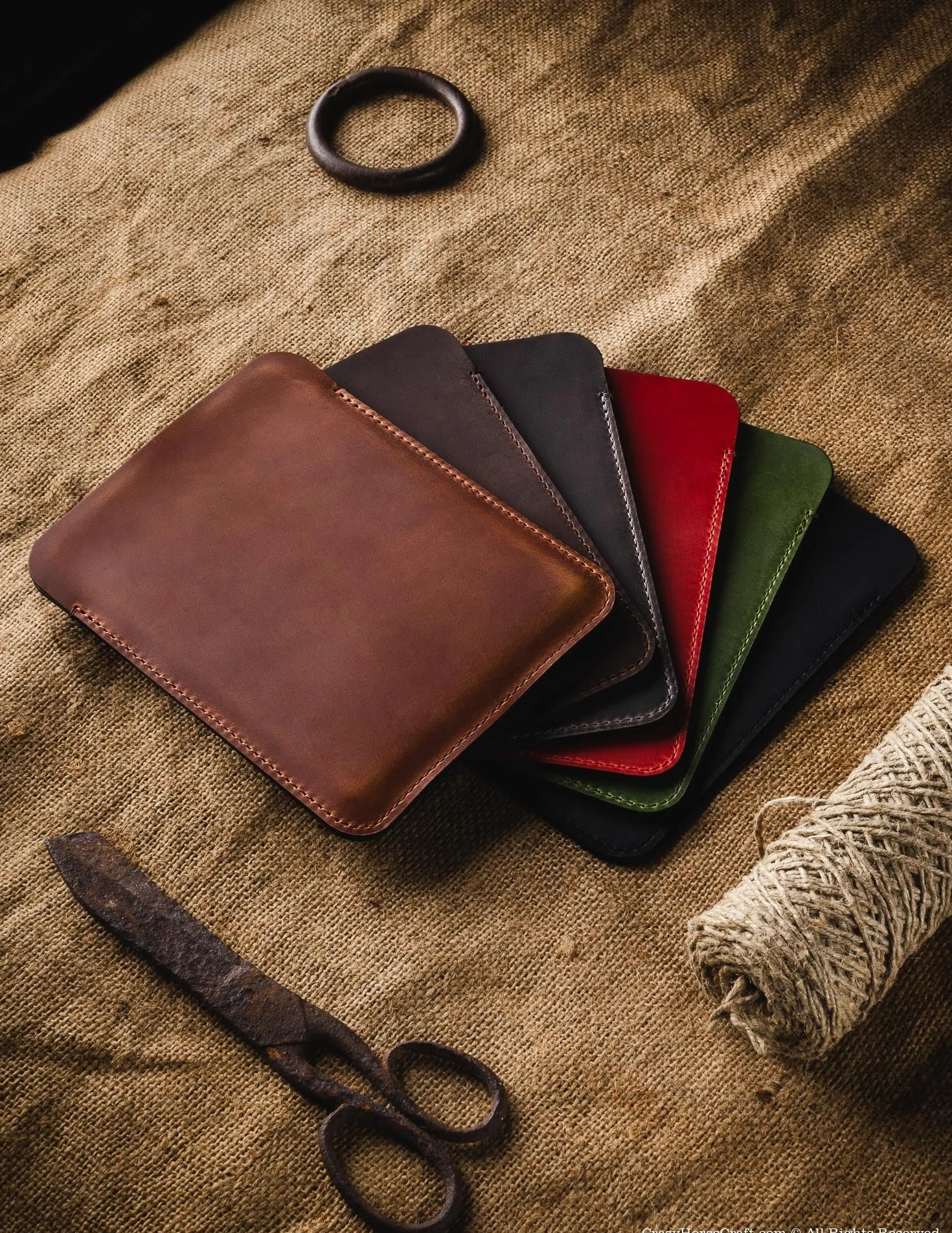 Crazy Horse Craft Skórzane Etui na Kindle Paperwhite 12 Generacji, 7 Cali | Ręcznie robiony pokrowiec z włoskiej skóry garbowanej roślinnie, chroni czytnik w podróży, nabiera szlachetnej patyny