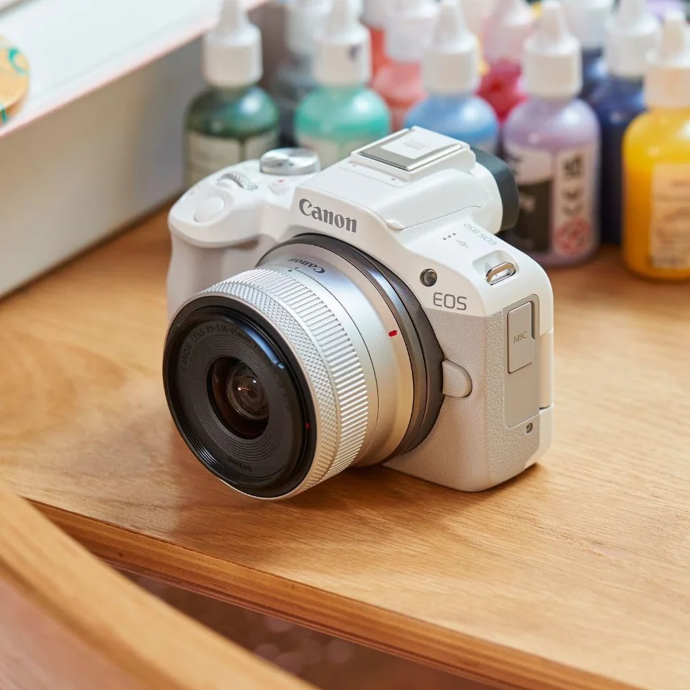 Canon EOS R50 + RF-S 18-45 mm F4.5-6.3 IS STM|24,2MP APS-C bezlusterkowie|do 15 kl./s, Dual Pixel CMOS AF II|4K 30p| ekran zmiennokątny|Bluetooth i Wi-Fi, biały