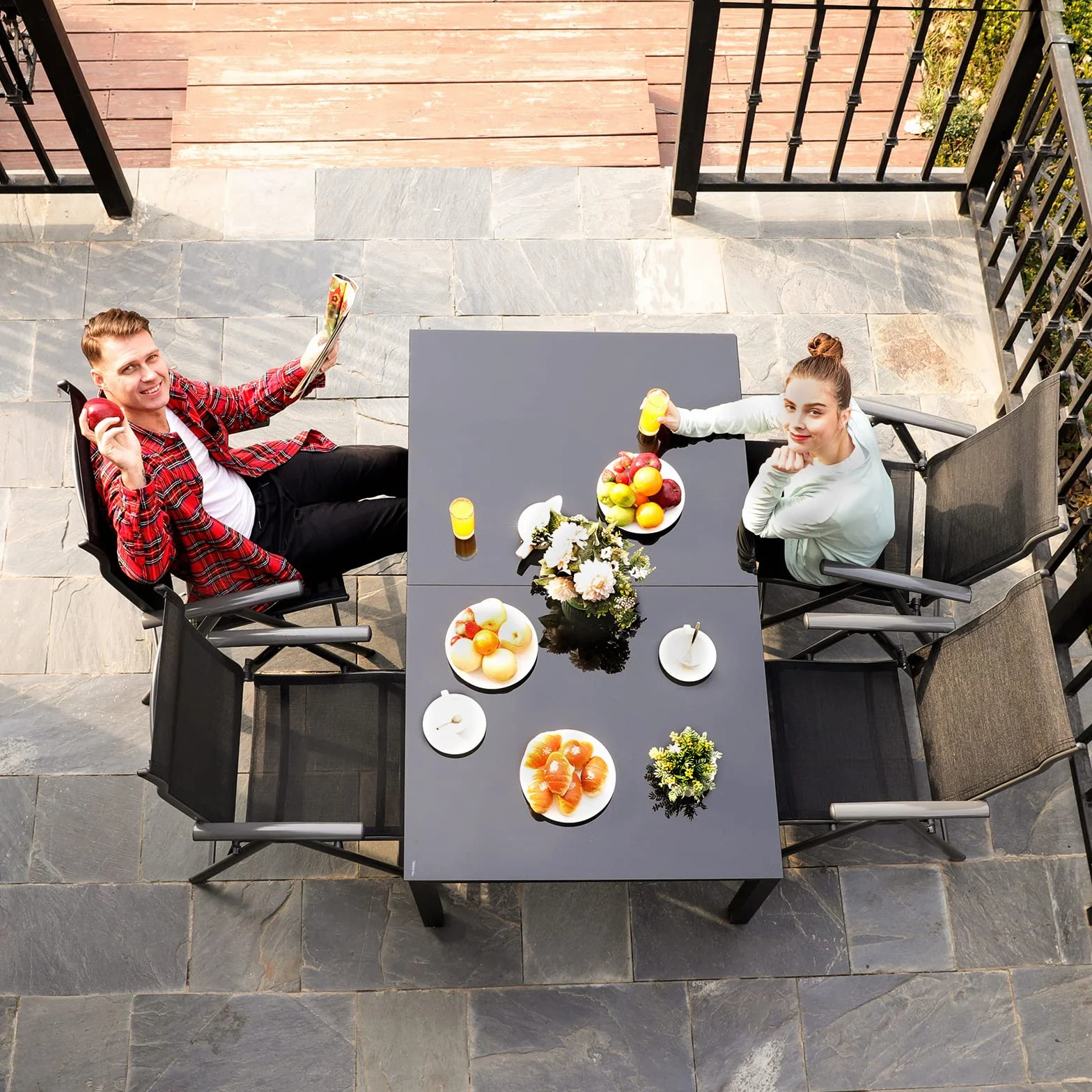 SONGMICS Krzesła ogrodowe, zestaw 4 sztuk, krzesła składane, krzesła outdoorowe z wytrzymałym stelażem aluminiowym, 8-stopniowa regulacja, obciążenie do 120 kg, czarne GCB30BK