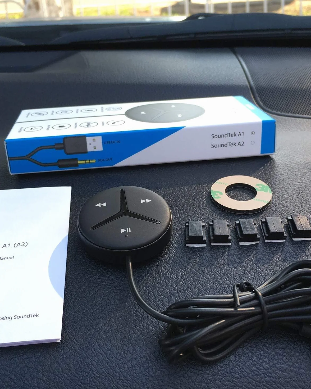 Aston Innovations SoundTek A1+ zestaw samochodowy Bluetooth z AAC do strumieniowego odtwarzania muzyki bez użycia rąk, adapter Bluetooth Aux do samochodu / domowego stereo, wbudowany izolator szumów i mikrofon, automatyczne włączanie/wyłączanie, automatyc