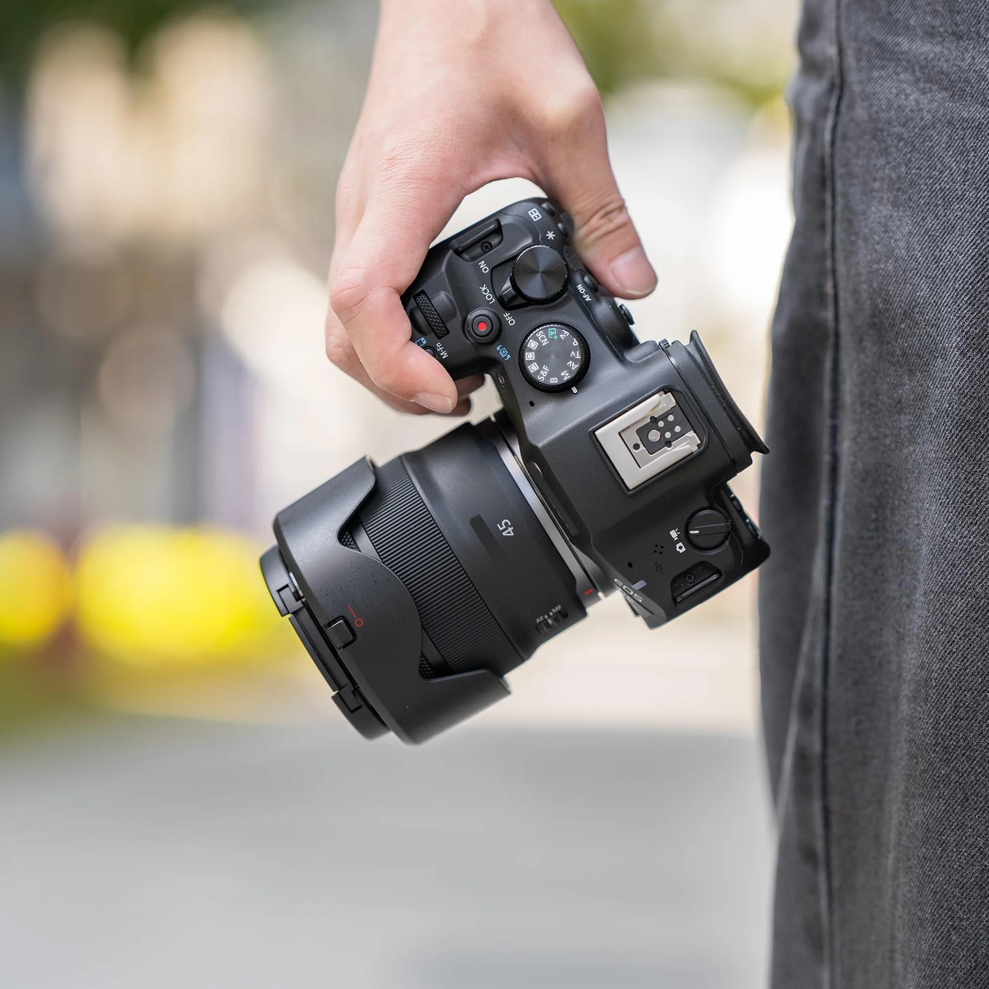 JJC ES73B - Osłona obiektywu Bayonett z wzorem kwiatu tulipana, kompatybilna z obiektywem Canon RF 45 mm F1.2 STM, osłona obiektywu odwróconego obiektywu do obiektywu Canon ES-73B