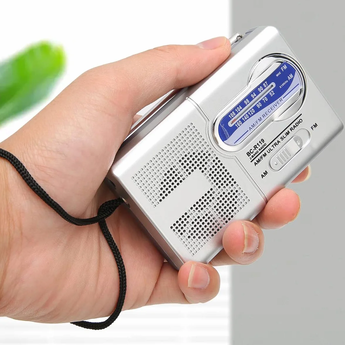 Namvo Am Fm radio zasilane bateriami wielofunkcyjne srebrno-szare przenośne mini radio nadaje się do podróży, wędrówek i jazdy na rowerze (Bez baterii)