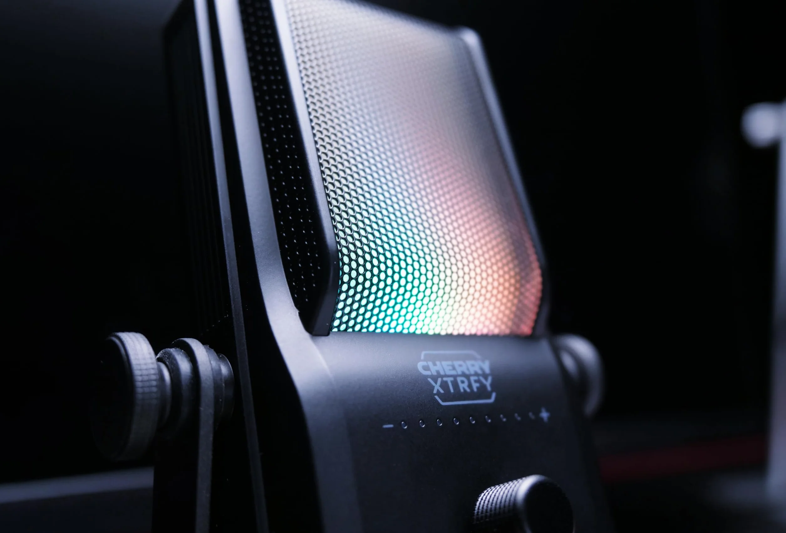 CHERRY XTRFY NGALE R, Wysokiej Klasy Mikrofon USB do Nagrywania, Gier i Streamingu, Kardioida, Plug & Play, Filtr Dolnoprzepustowy, Podświetlenie RGB, Czarny