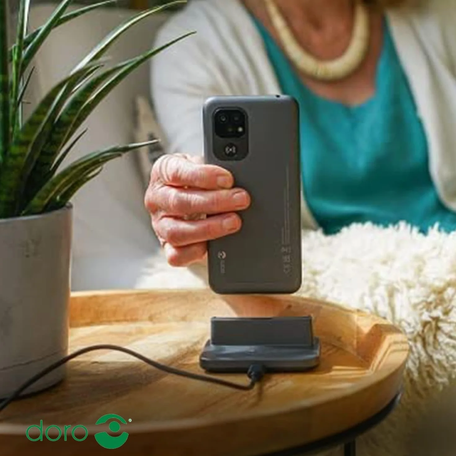 Doro 8100 Plus 4G Odblokowany smartfon dla seniorów, wodoodporny, z potrójnym aparatem, ekranem 6,1", GPS, rozpoznawaniem twarzy, podstawką do ładowarki i etui (czarny)
