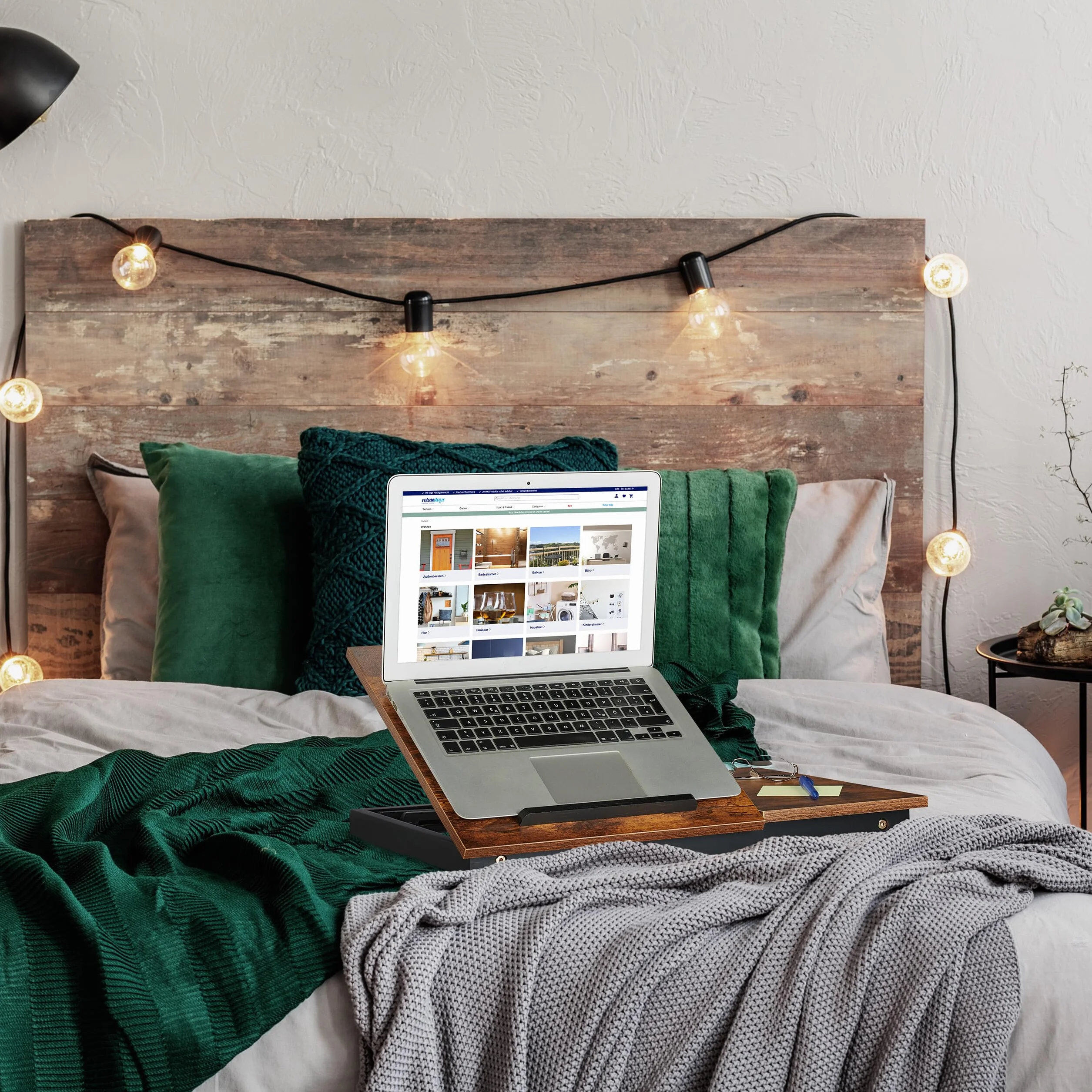 Relaxdays Stolik pod laptopa do łóżka i kanapy, składany stolik do łóżka, bambus, z regulacją wysokości, taca na łóżko, ciemnobrązowy/czarny, 1 sztuka