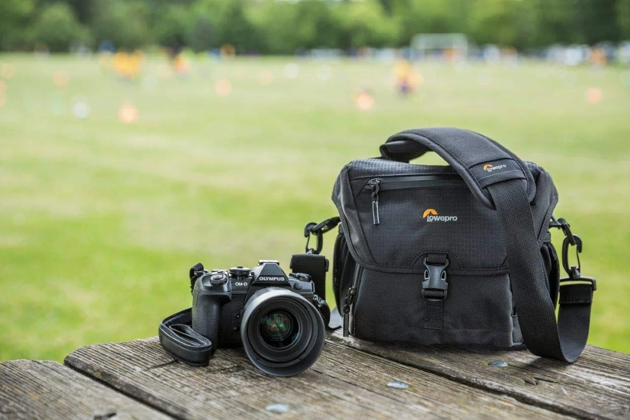 Lowepro Torba na aparat Nova 160 AW II, przenośna, pasuje na lustrzankę cyfrową z obiektywem 17–85 mm, z kompaktowym dronem, 1–2 dodatkowymi obiektywami, lampą błyskową, można ją dopasować, czarna