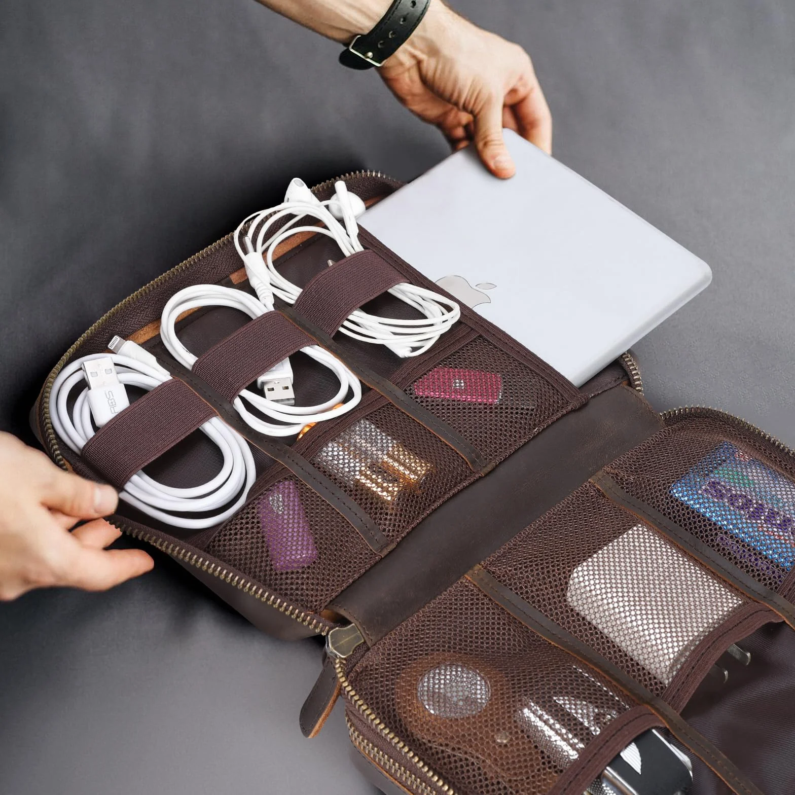 Polarny organizer na kable podróżne ze skóry licowej, dwuwarstwowy, akcesoria elektroniczne, torba z zamkiem błyskawicznym YKK, torba do przechowywania kabli, powerbank, USB, karty SD, ciemnobrązowy