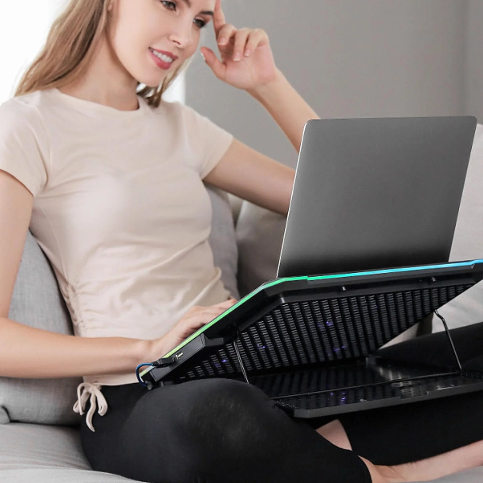 Generic Podkładka Chłodząca do Laptopa do Gier Wydajna Cicha 5 Regulowanych Prędkości Wentylatora Światła RGB dla Graczy Komputery 12-19" Stop Aluminium Materiał ABS (14 fanów)