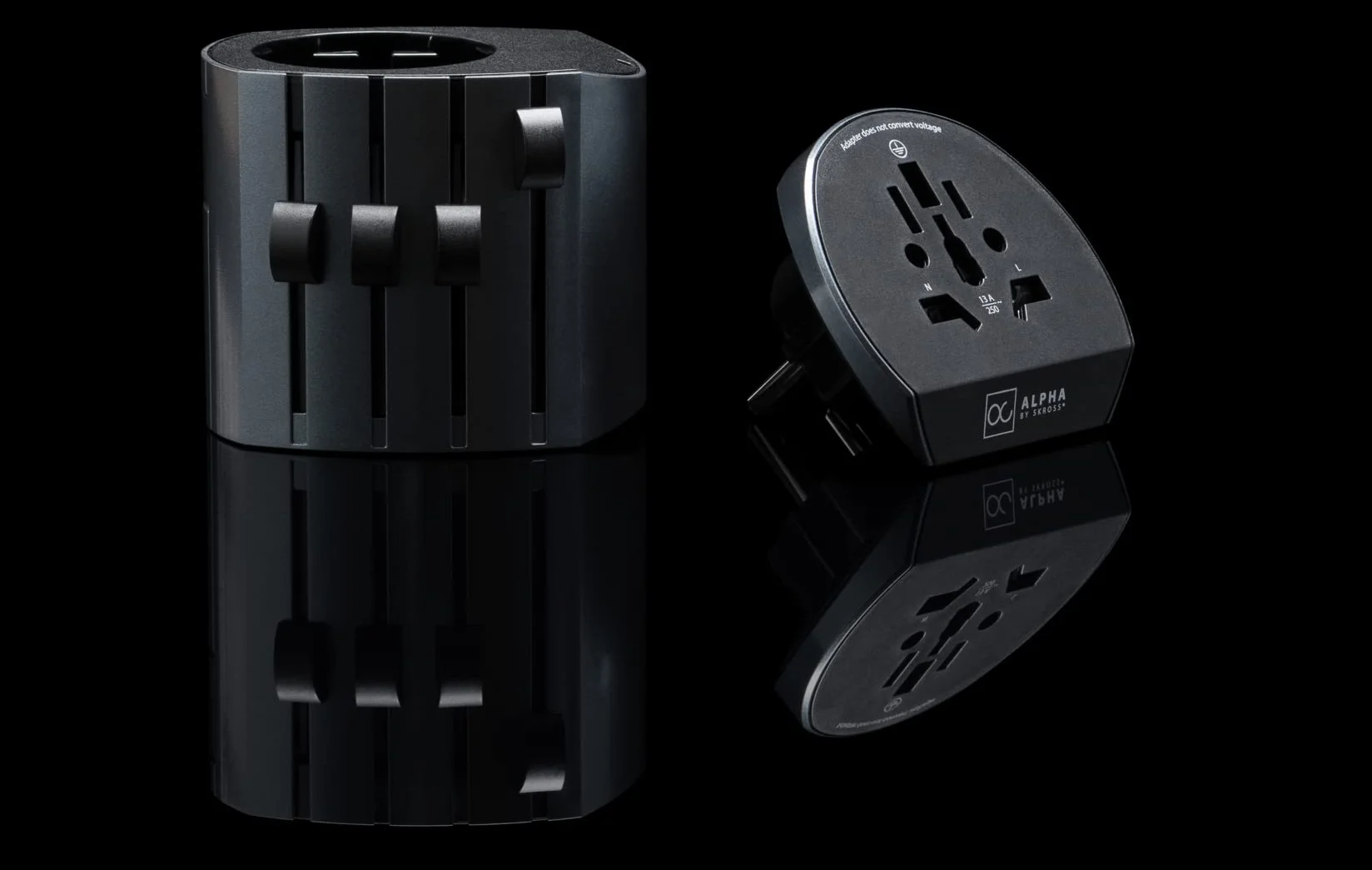 SKROSS | 1.104100 | Alpha Line | Universele reisadapter compleet voor 2- of 3-polige stopcontacten - 10 A - tot 2500 watt ook geschikt voor pc en föhn - 5 jaar internationale garantie