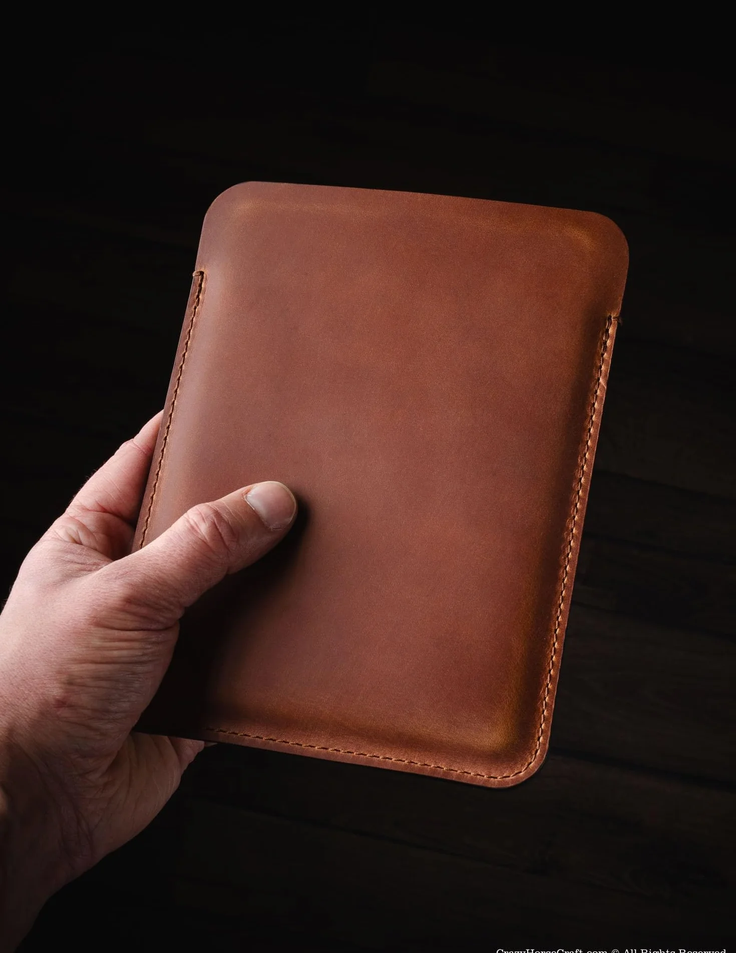 Crazy Horse Craft Skórzane Etui na Kindle Paperwhite 12 Generacji, 7 Cali | Ręcznie robiony pokrowiec z włoskiej skóry garbowanej roślinnie, chroni czytnik w podróży, nabiera szlachetnej patyny