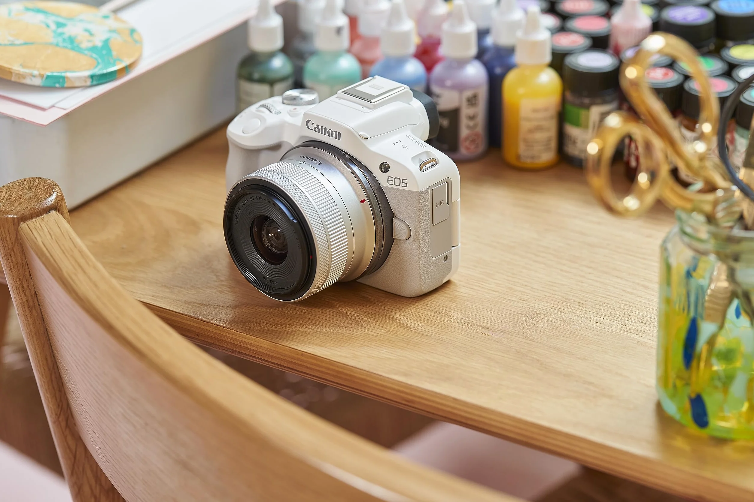 Canon EOS R50 + RF-S 18-45 mm F4.5-6.3 IS STM|24,2MP APS-C bezlusterkowie|do 15 kl./s, Dual Pixel CMOS AF II|4K 30p| ekran zmiennokątny|Bluetooth i Wi-Fi, biały