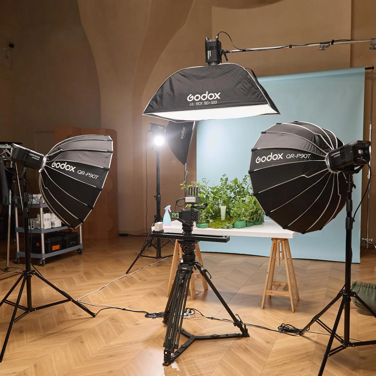 Godox LE200Bi lampa wideo LED COB, Godox LE200 Bi 220 W dwukolorowa CRI/TLCI 98+ profesjonalny montaż Bowens światło ciągłe 57700 Lux@1 m aplikacja DMX sterowanie ultra ciche do nagrywania wideo