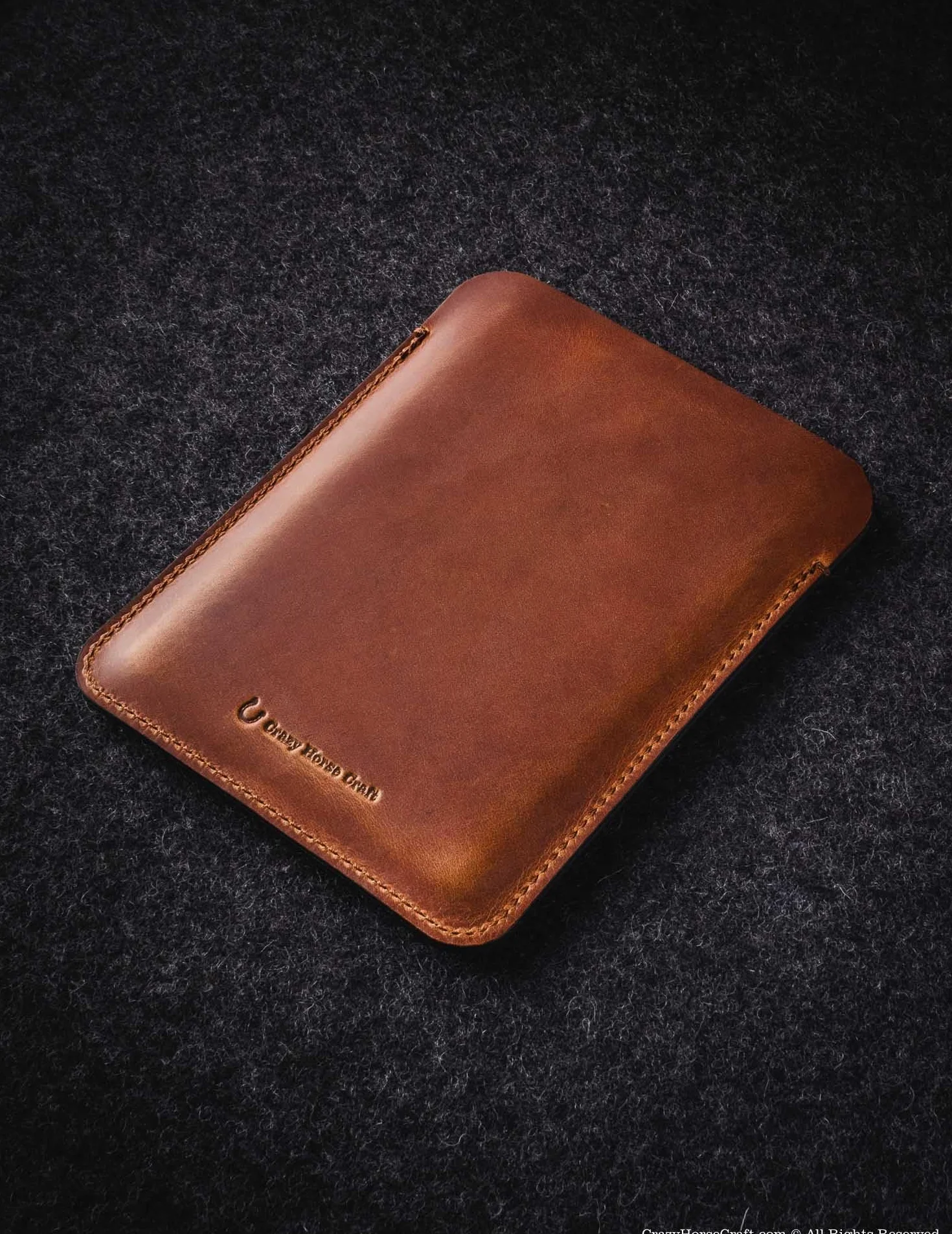 Crazy Horse Craft Skórzane Etui na Kindle Paperwhite 12 Generacji, 7 Cali | Ręcznie robiony pokrowiec z włoskiej skóry garbowanej roślinnie, chroni czytnik w podróży, nabiera szlachetnej patyny