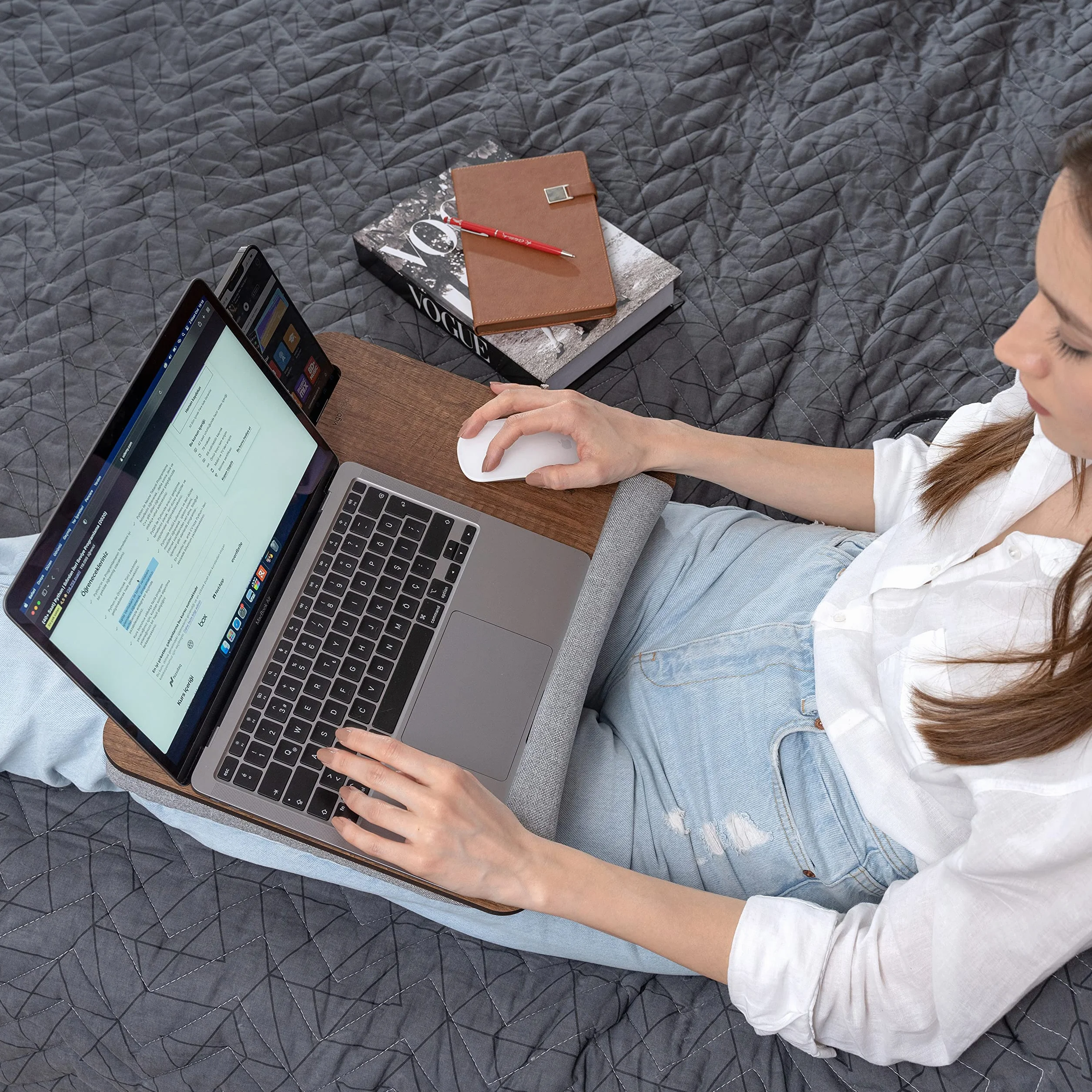 Vigo Wood Drewniana Taca na Laptopa 15,6'' z Poduszką, Biurko na Kolana z Uchwytami na Tablet i Telefon, Idealne do Łóżka i Kanapy