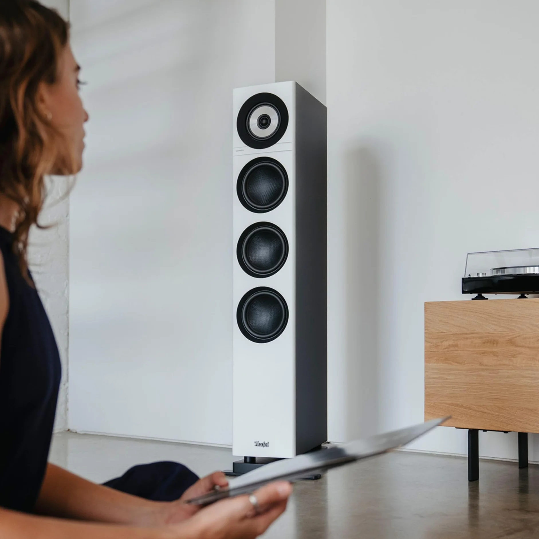 Para głośników podłogowych Teufel DEFINION 3 HiFi - wysokiej klasy głośniki stereo w technologii 3-drożnej z precyzyjną reprodukcją i czystym basem, dynamiką i zdefiniowanym niskim basem