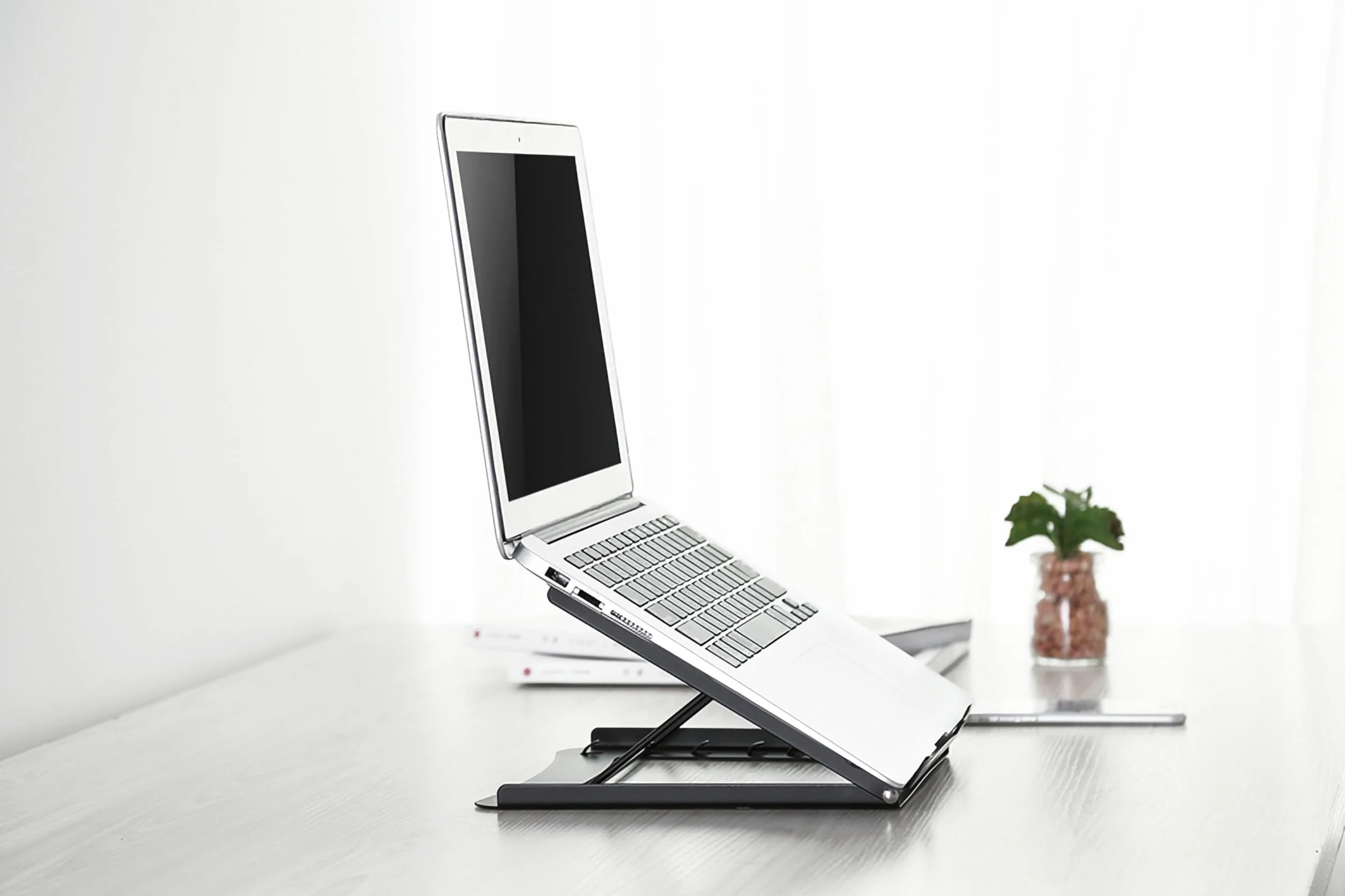 DIGITUS Stojak na notebooka – regulowany w 5 pozycjach – do laptopów 10-calowych do 15-calowych – wytrzymała stal – czarny