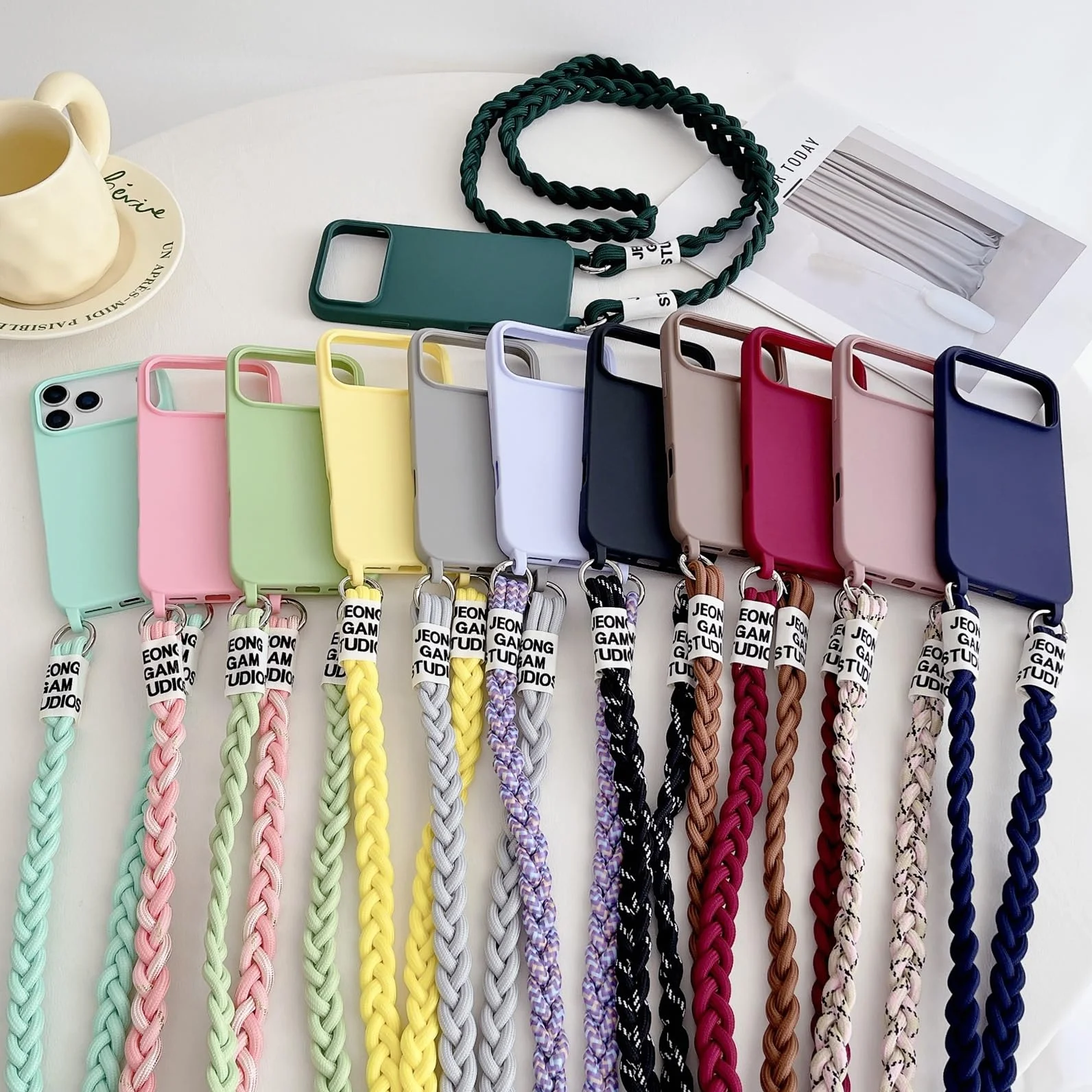 Emlivi Etui z łańcuszkiem do telefonu iPhone 17, etui na telefon z nylonowym paskiem na ramię, płynne silikonowe TPU pokrycie ze sznurkiem do zawieszenia, etui ochronne ze stylowym paskiem do iPhone'a